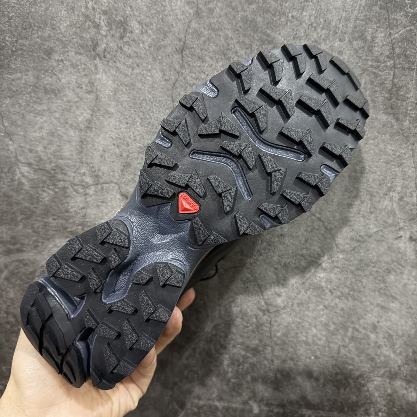 图片[9]-【纯原M版】Salomon XT-4 OG Advanced 萨洛蒙系列低帮城市越野机能透气休闲运动鞋 471329 鞋舌处附有迷你网眼袋收纳鞋绳以及下方的多色 Logo 标签 接着搭载奶油色 ACS 技术中底以及金色 TPU 塑料部件提升鞋款耐用性 中底与鞋面之间饰有海蓝色条状细节有效增添鞋款层次 最后应用黑色 Contragrip Chevron 外底完成鞋款设计 这次配色颇为高调 两款配色均以绚丽的渐变设计呈现 一款以粉紫渐变主打 另一款以黄绿渐变呈现 视觉效果相当吸睛 鞋面的使用玻璃纤维覆盖物加固 并通过细绳扣系带系统进行锁定 Salomon 的品牌logo 出现在脚后跟和前掌部位 中底虽然偏薄 但非常耐用 与模压塑料ACS 框架以及致密AC2 Muscle 鞋底单元结合 能够提供出色的支撑力和缓冲性 尺码：39 40 40.5 41 42 42.5 43 44 44.5 45-选品中心