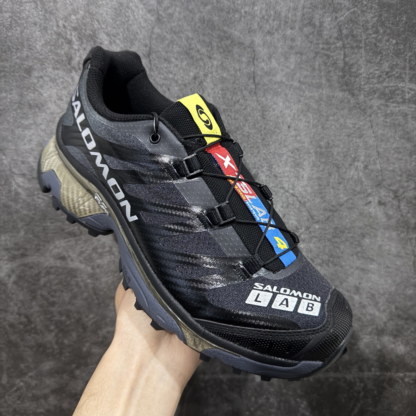 图片[3]-【纯原M版】Salomon XT-4 OG Advanced 萨洛蒙系列低帮城市越野机能透气休闲运动鞋 471329 鞋舌处附有迷你网眼袋收纳鞋绳以及下方的多色 Logo 标签 接着搭载奶油色 ACS 技术中底以及金色 TPU 塑料部件提升鞋款耐用性 中底与鞋面之间饰有海蓝色条状细节有效增添鞋款层次 最后应用黑色 Contragrip Chevron 外底完成鞋款设计 这次配色颇为高调 两款配色均以绚丽的渐变设计呈现 一款以粉紫渐变主打 另一款以黄绿渐变呈现 视觉效果相当吸睛 鞋面的使用玻璃纤维覆盖物加固 并通过细绳扣系带系统进行锁定 Salomon 的品牌logo 出现在脚后跟和前掌部位 中底虽然偏薄 但非常耐用 与模压塑料ACS 框架以及致密AC2 Muscle 鞋底单元结合 能够提供出色的支撑力和缓冲性 尺码：39 40 40.5 41 42 42.5 43 44 44.5 45-选品中心