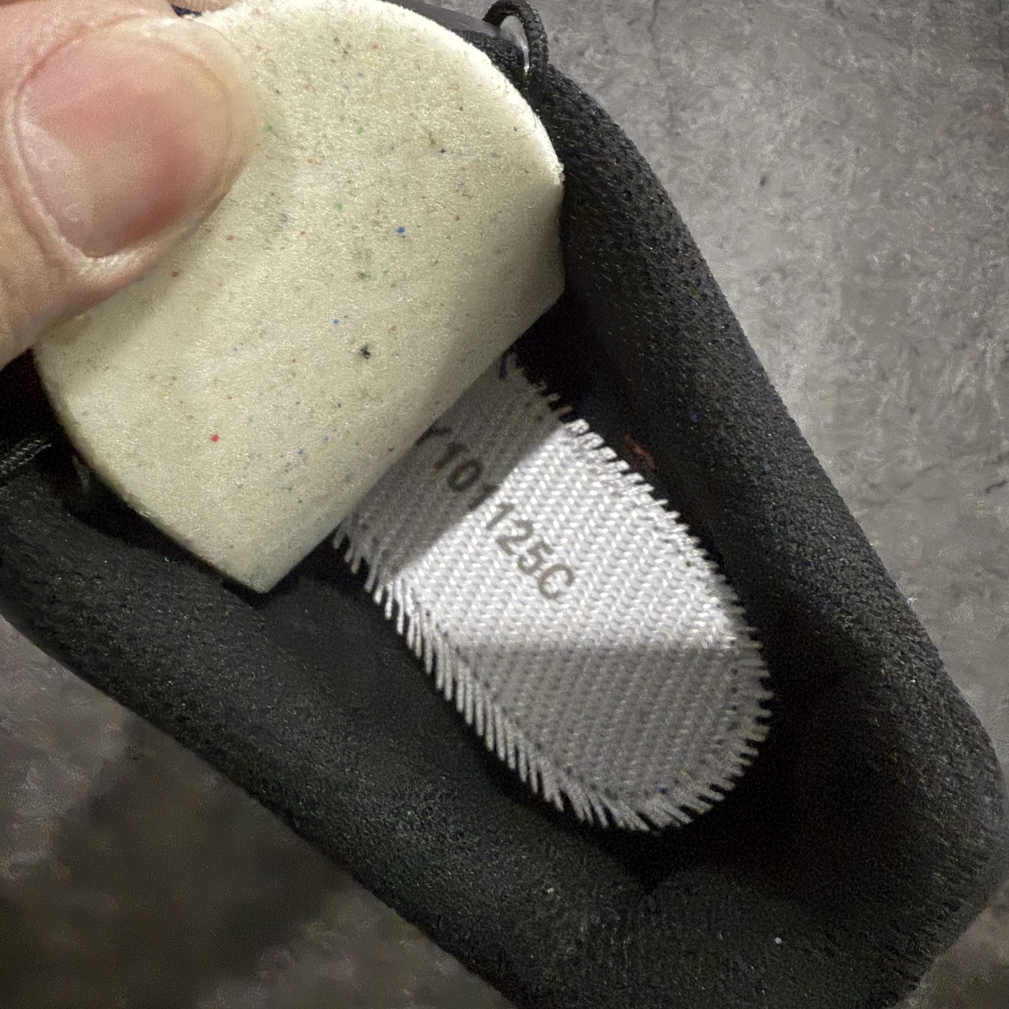 图片[8]-【纯原M版】Salomon XT-4 OG Advanced 萨洛蒙系列低帮城市越野机能透气休闲运动鞋 471329 鞋舌处附有迷你网眼袋收纳鞋绳以及下方的多色 Logo 标签 接着搭载奶油色 ACS 技术中底以及金色 TPU 塑料部件提升鞋款耐用性 中底与鞋面之间饰有海蓝色条状细节有效增添鞋款层次 最后应用黑色 Contragrip Chevron 外底完成鞋款设计 这次配色颇为高调 两款配色均以绚丽的渐变设计呈现 一款以粉紫渐变主打 另一款以黄绿渐变呈现 视觉效果相当吸睛 鞋面的使用玻璃纤维覆盖物加固 并通过细绳扣系带系统进行锁定 Salomon 的品牌logo 出现在脚后跟和前掌部位 中底虽然偏薄 但非常耐用 与模压塑料ACS 框架以及致密AC2 Muscle 鞋底单元结合 能够提供出色的支撑力和缓冲性 尺码：39 40 40.5 41 42 42.5 43 44 44.5 45-选品中心