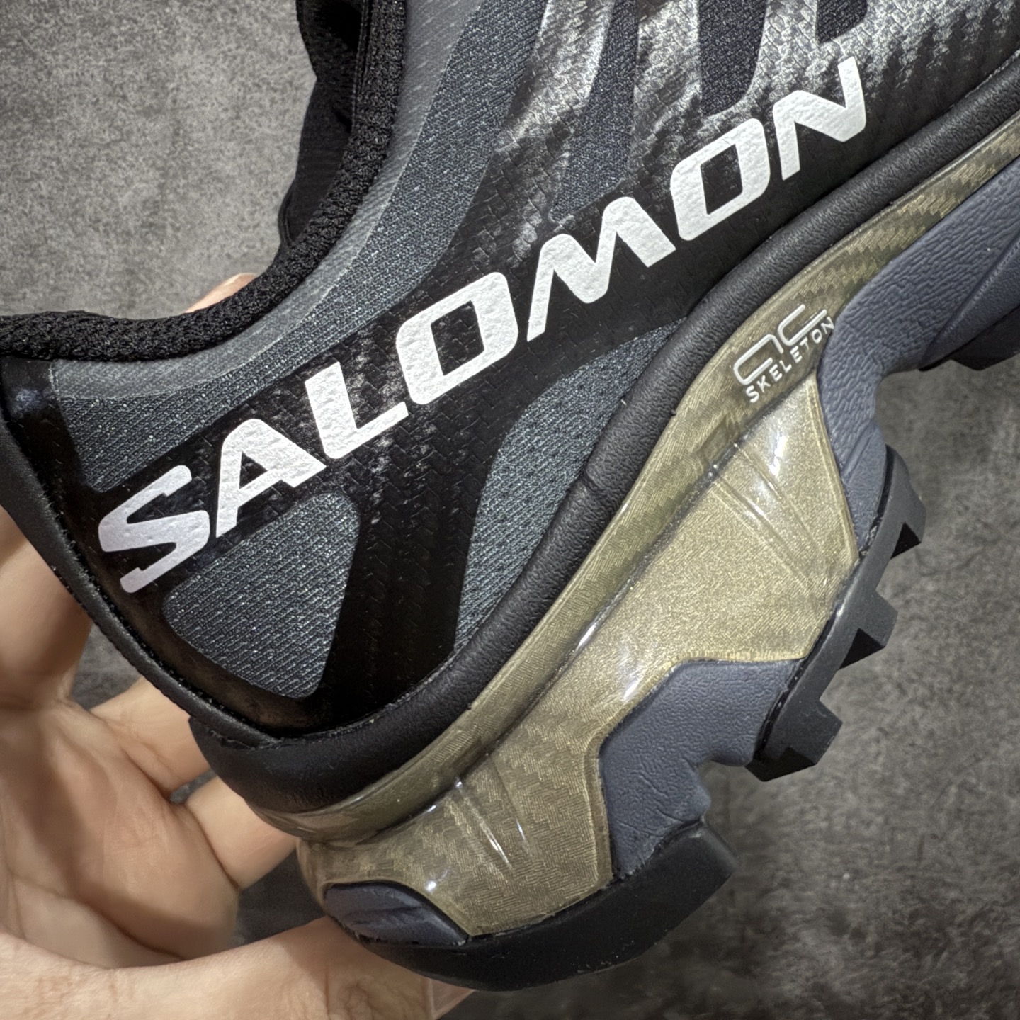 图片[3]-【纯原M版】Salomon XT-4 OG Advanced 萨洛蒙系列低帮城市越野机能透气休闲运动鞋 471329 鞋舌处附有迷你网眼袋收纳鞋绳以及下方的多色 Logo 标签 接着搭载奶油色 ACS 技术中底以及金色 TPU 塑料部件提升鞋款耐用性 中底与鞋面之间饰有海蓝色条状细节有效增添鞋款层次 最后应用黑色 Contragrip Chevron 外底完成鞋款设计 这次配色颇为高调 两款配色均以绚丽的渐变设计呈现 一款以粉紫渐变主打 另一款以黄绿渐变呈现 视觉效果相当吸睛 鞋面的使用玻璃纤维覆盖物加固 并通过细绳扣系带系统进行锁定 Salomon 的品牌logo 出现在脚后跟和前掌部位 中底虽然偏薄 但非常耐用 与模压塑料ACS 框架以及致密AC2 Muscle 鞋底单元结合 能够提供出色的支撑力和缓冲性 尺码：39 40 40.5 41 42 42.5 43 44 44.5 45-选品中心