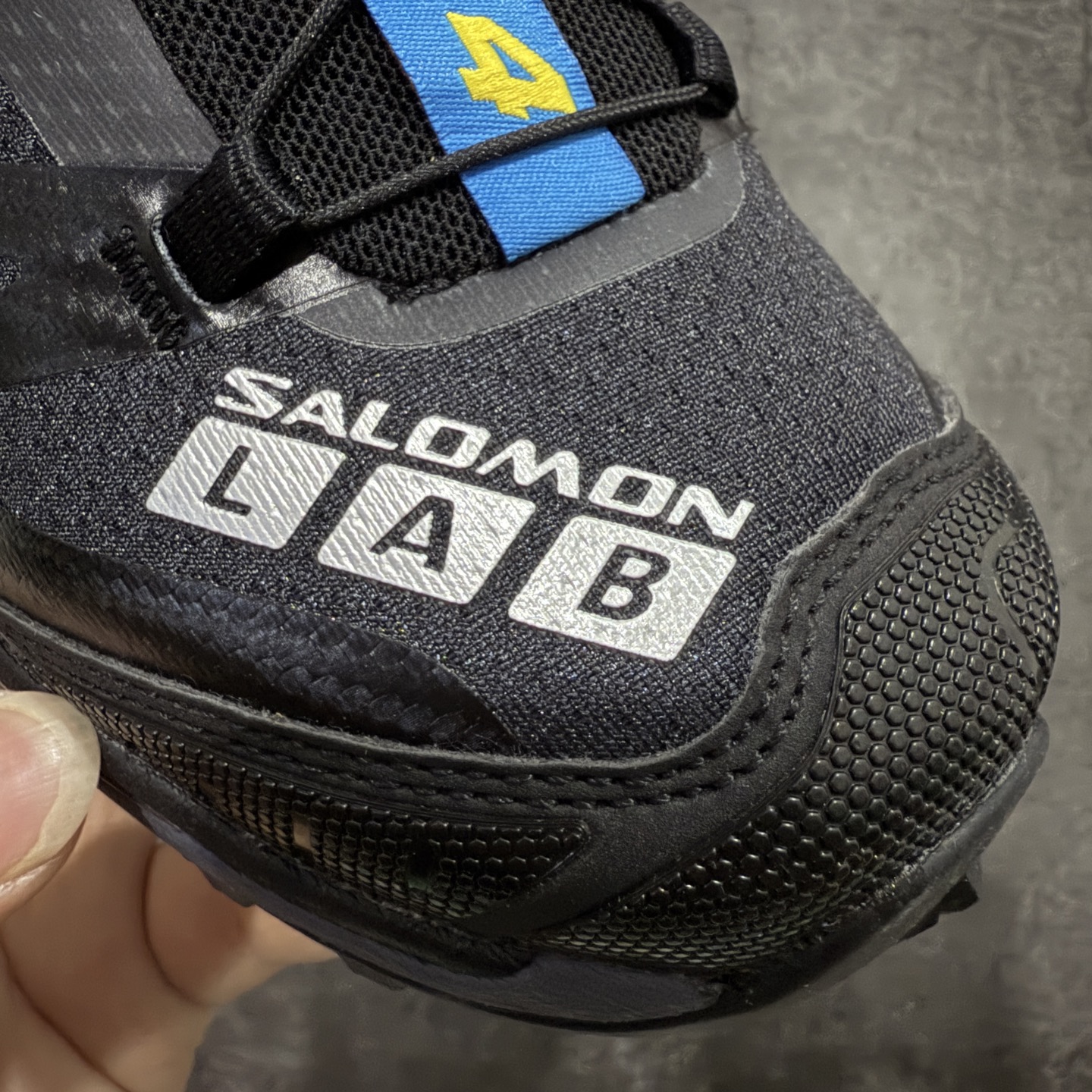 图片[5]-【纯原M版】Salomon XT-4 OG Advanced 萨洛蒙系列低帮城市越野机能透气休闲运动鞋 471329 鞋舌处附有迷你网眼袋收纳鞋绳以及下方的多色 Logo 标签 接着搭载奶油色 ACS 技术中底以及金色 TPU 塑料部件提升鞋款耐用性 中底与鞋面之间饰有海蓝色条状细节有效增添鞋款层次 最后应用黑色 Contragrip Chevron 外底完成鞋款设计 这次配色颇为高调 两款配色均以绚丽的渐变设计呈现 一款以粉紫渐变主打 另一款以黄绿渐变呈现 视觉效果相当吸睛 鞋面的使用玻璃纤维覆盖物加固 并通过细绳扣系带系统进行锁定 Salomon 的品牌logo 出现在脚后跟和前掌部位 中底虽然偏薄 但非常耐用 与模压塑料ACS 框架以及致密AC2 Muscle 鞋底单元结合 能够提供出色的支撑力和缓冲性 尺码：39 40 40.5 41 42 42.5 43 44 44.5 45-选品中心