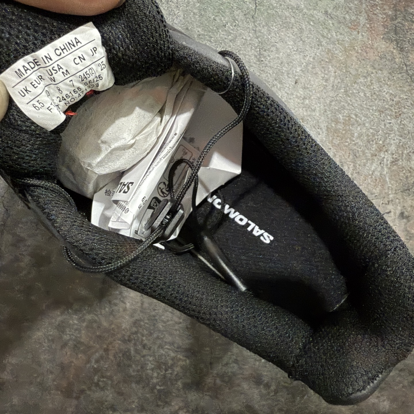 图片[7]-【纯原M版】Salomon XT-4 OG Advanced 萨洛蒙系列低帮城市越野机能透气休闲运动鞋 471329 鞋舌处附有迷你网眼袋收纳鞋绳以及下方的多色 Logo 标签 接着搭载奶油色 ACS 技术中底以及金色 TPU 塑料部件提升鞋款耐用性 中底与鞋面之间饰有海蓝色条状细节有效增添鞋款层次 最后应用黑色 Contragrip Chevron 外底完成鞋款设计 这次配色颇为高调 两款配色均以绚丽的渐变设计呈现 一款以粉紫渐变主打 另一款以黄绿渐变呈现 视觉效果相当吸睛 鞋面的使用玻璃纤维覆盖物加固 并通过细绳扣系带系统进行锁定 Salomon 的品牌logo 出现在脚后跟和前掌部位 中底虽然偏薄 但非常耐用 与模压塑料ACS 框架以及致密AC2 Muscle 鞋底单元结合 能够提供出色的支撑力和缓冲性 尺码：39 40 40.5 41 42 42.5 43 44 44.5 45-选品中心