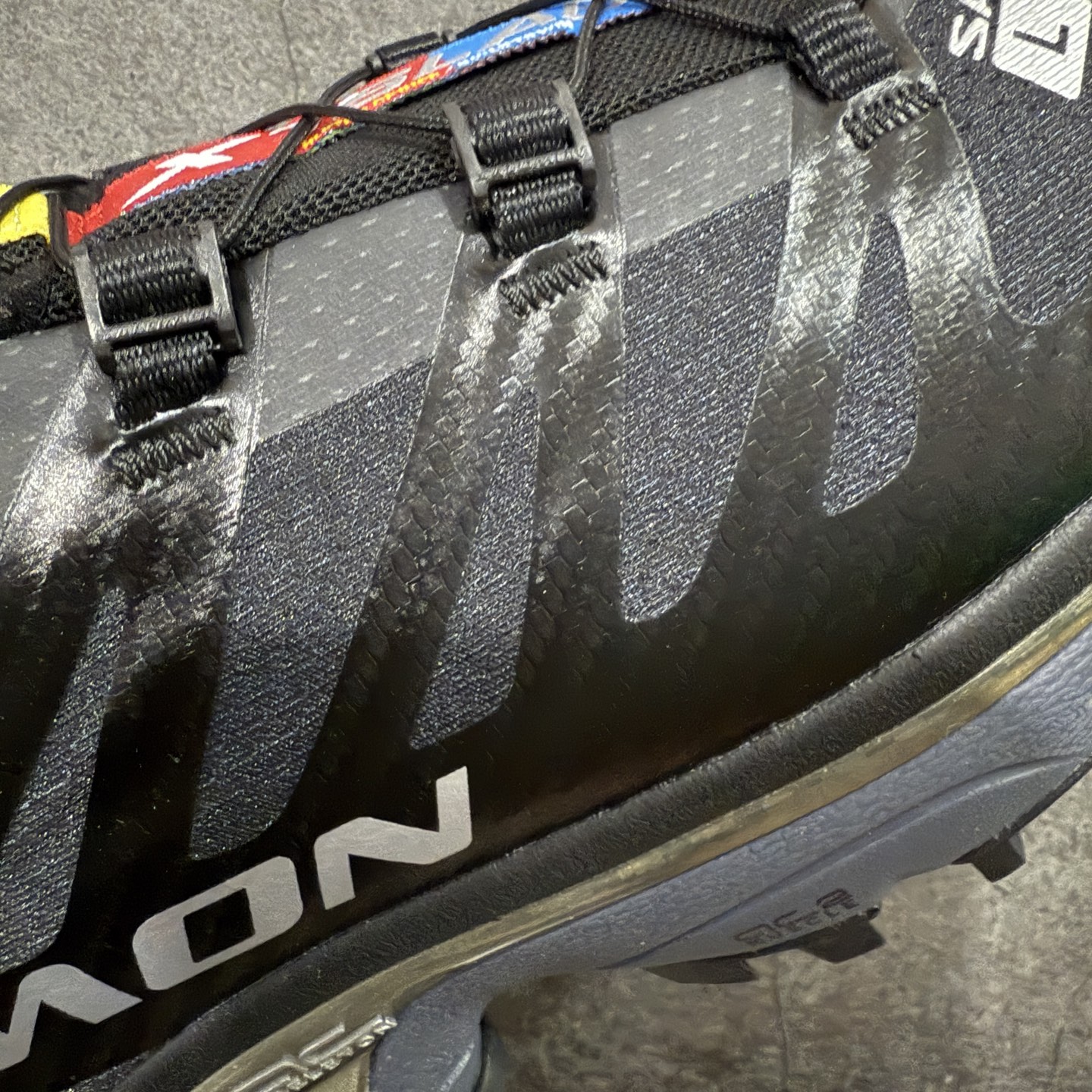 图片[4]-【纯原M版】Salomon XT-4 OG Advanced 萨洛蒙系列低帮城市越野机能透气休闲运动鞋 471329 鞋舌处附有迷你网眼袋收纳鞋绳以及下方的多色 Logo 标签 接着搭载奶油色 ACS 技术中底以及金色 TPU 塑料部件提升鞋款耐用性 中底与鞋面之间饰有海蓝色条状细节有效增添鞋款层次 最后应用黑色 Contragrip Chevron 外底完成鞋款设计 这次配色颇为高调 两款配色均以绚丽的渐变设计呈现 一款以粉紫渐变主打 另一款以黄绿渐变呈现 视觉效果相当吸睛 鞋面的使用玻璃纤维覆盖物加固 并通过细绳扣系带系统进行锁定 Salomon 的品牌logo 出现在脚后跟和前掌部位 中底虽然偏薄 但非常耐用 与模压塑料ACS 框架以及致密AC2 Muscle 鞋底单元结合 能够提供出色的支撑力和缓冲性 尺码：39 40 40.5 41 42 42.5 43 44 44.5 45-选品中心