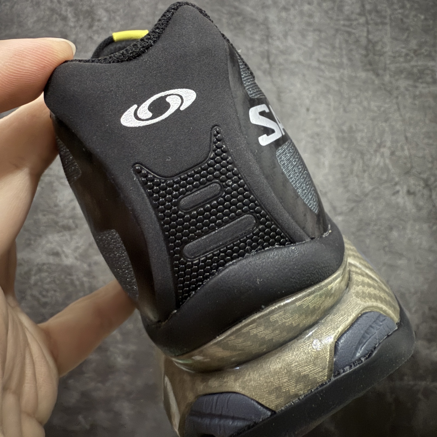 图片[2]-【纯原M版】Salomon XT-4 OG Advanced 萨洛蒙系列低帮城市越野机能透气休闲运动鞋 471329 鞋舌处附有迷你网眼袋收纳鞋绳以及下方的多色 Logo 标签 接着搭载奶油色 ACS 技术中底以及金色 TPU 塑料部件提升鞋款耐用性 中底与鞋面之间饰有海蓝色条状细节有效增添鞋款层次 最后应用黑色 Contragrip Chevron 外底完成鞋款设计 这次配色颇为高调 两款配色均以绚丽的渐变设计呈现 一款以粉紫渐变主打 另一款以黄绿渐变呈现 视觉效果相当吸睛 鞋面的使用玻璃纤维覆盖物加固 并通过细绳扣系带系统进行锁定 Salomon 的品牌logo 出现在脚后跟和前掌部位 中底虽然偏薄 但非常耐用 与模压塑料ACS 框架以及致密AC2 Muscle 鞋底单元结合 能够提供出色的支撑力和缓冲性 尺码：39 40 40.5 41 42 42.5 43 44 44.5 45-选品中心