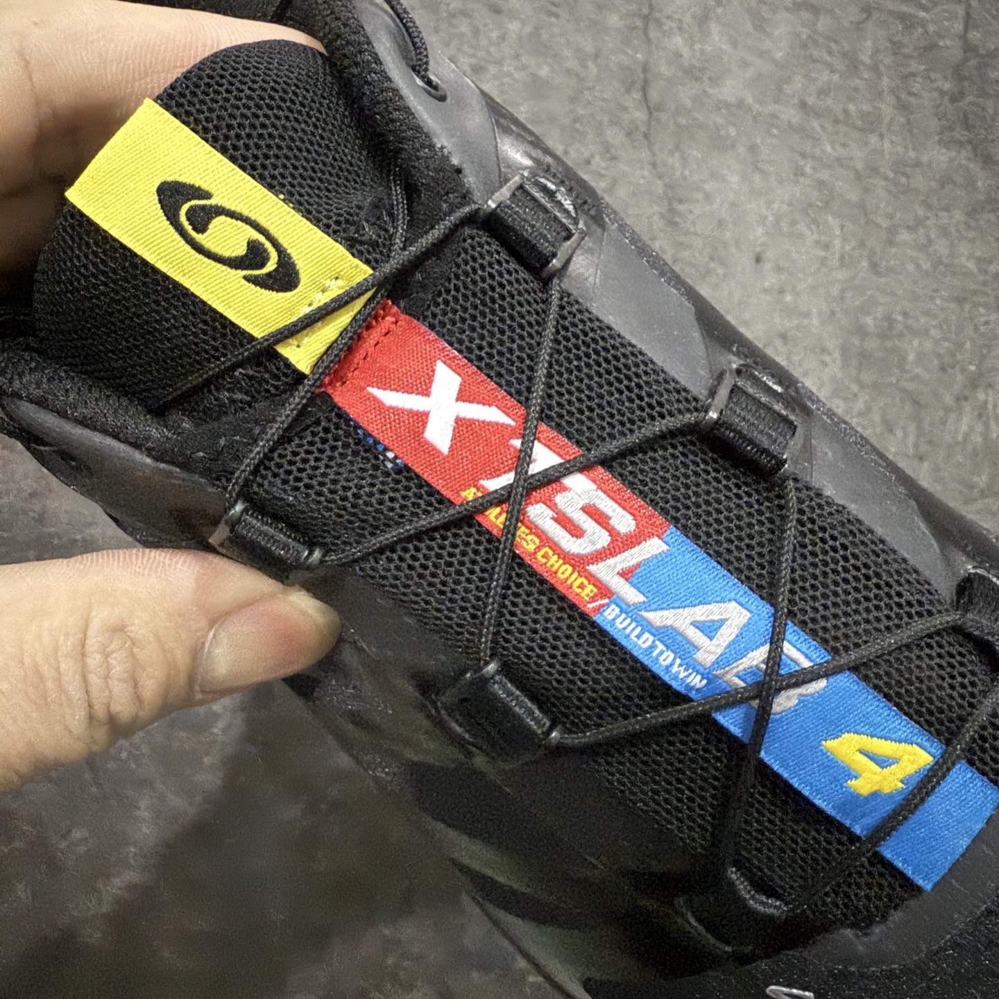 图片[6]-【纯原M版】Salomon XT-4 OG Advanced 萨洛蒙系列低帮城市越野机能透气休闲运动鞋 471329 鞋舌处附有迷你网眼袋收纳鞋绳以及下方的多色 Logo 标签 接着搭载奶油色 ACS 技术中底以及金色 TPU 塑料部件提升鞋款耐用性 中底与鞋面之间饰有海蓝色条状细节有效增添鞋款层次 最后应用黑色 Contragrip Chevron 外底完成鞋款设计 这次配色颇为高调 两款配色均以绚丽的渐变设计呈现 一款以粉紫渐变主打 另一款以黄绿渐变呈现 视觉效果相当吸睛 鞋面的使用玻璃纤维覆盖物加固 并通过细绳扣系带系统进行锁定 Salomon 的品牌logo 出现在脚后跟和前掌部位 中底虽然偏薄 但非常耐用 与模压塑料ACS 框架以及致密AC2 Muscle 鞋底单元结合 能够提供出色的支撑力和缓冲性 尺码：39 40 40.5 41 42 42.5 43 44 44.5 45-选品中心