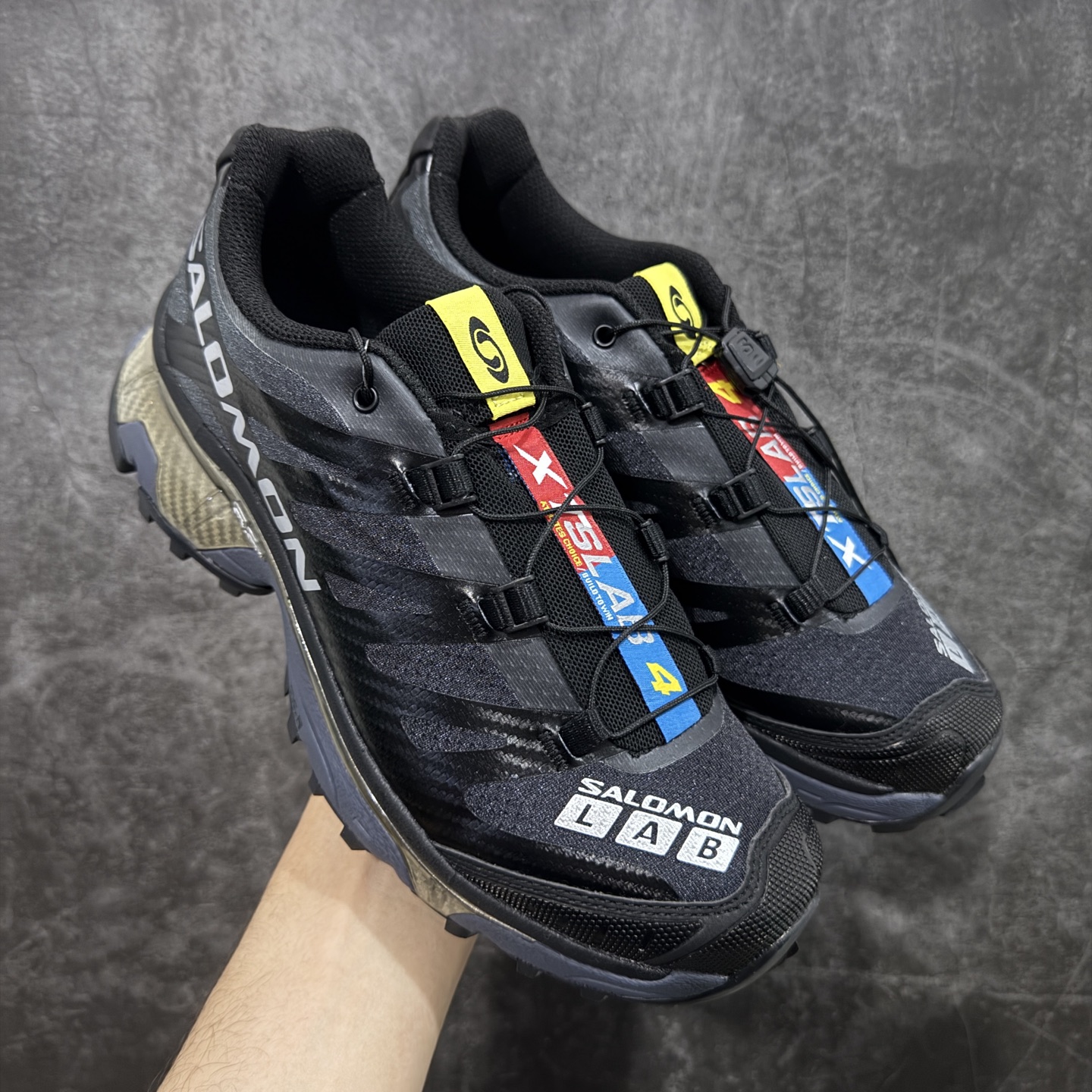 【纯原M版】Salomon XT-4 OG Advanced 萨洛蒙系列低帮城市越野机能透气休闲运动鞋 471329 鞋舌处附有迷你网眼袋收纳鞋绳以及下方的多色 Logo 标签 接着搭载奶油色 ACS 技术中底以及金色 TPU 塑料部件提升鞋款耐用性 中底与鞋面之间饰有海蓝色条状细节有效增添鞋款层次 最后应用黑色 Contragrip Chevron 外底完成鞋款设计 这次配色颇为高调 两款配色均以绚丽的渐变设计呈现 一款以粉紫渐变主打 另一款以黄绿渐变呈现 视觉效果相当吸睛 鞋面的使用玻璃纤维覆盖物加固 并通过细绳扣系带系统进行锁定 Salomon 的品牌logo 出现在脚后跟和前掌部位 中底虽然偏薄 但非常耐用 与模压塑料ACS 框架以及致密AC2 Muscle 鞋底单元结合 能够提供出色的支撑力和缓冲性 尺码：39 40 40.5 41 42 42.5 43 44 44.5 45-选品中心