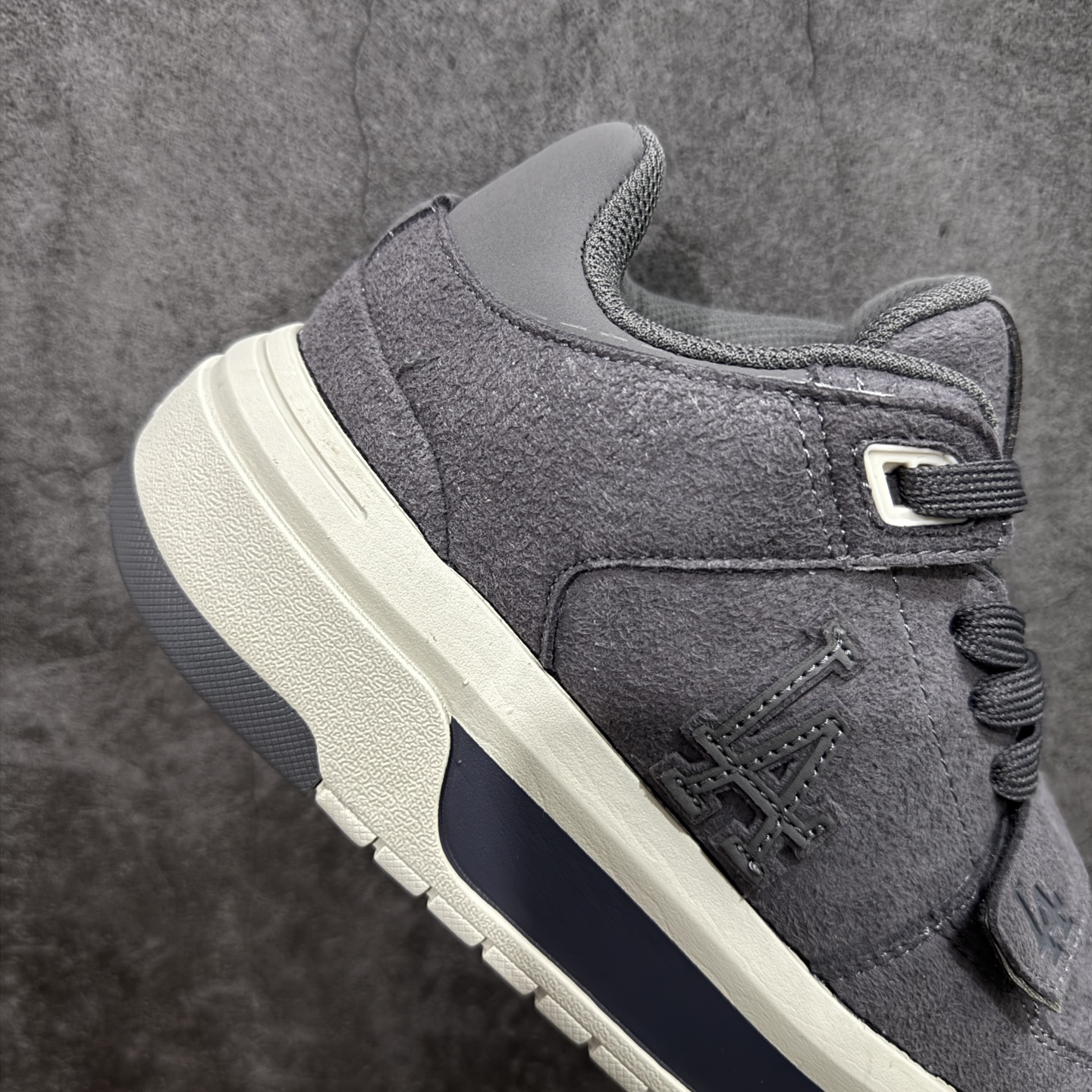 图片[7]-【公司级】韩国洋基队NY大标潮流老爹鞋 MLB小白鞋市面上唯一顶级纯原版本 原材料打造 原楦原档案数据开发版型 完美鞋头弧度/后套收口效果🆚市面文案版本‼️ 原厂立体填充鞋舌海绵 中底注胶孔原数据开发模具大底 原厂转印标 保证不掉字 内增高6cm 原厂1：1模具开发 原厂进口纳米材质 原厂 全套手提袋 原盒雷射防伪标包装 天猫订单品质 官网尺码 35-45-选品中心