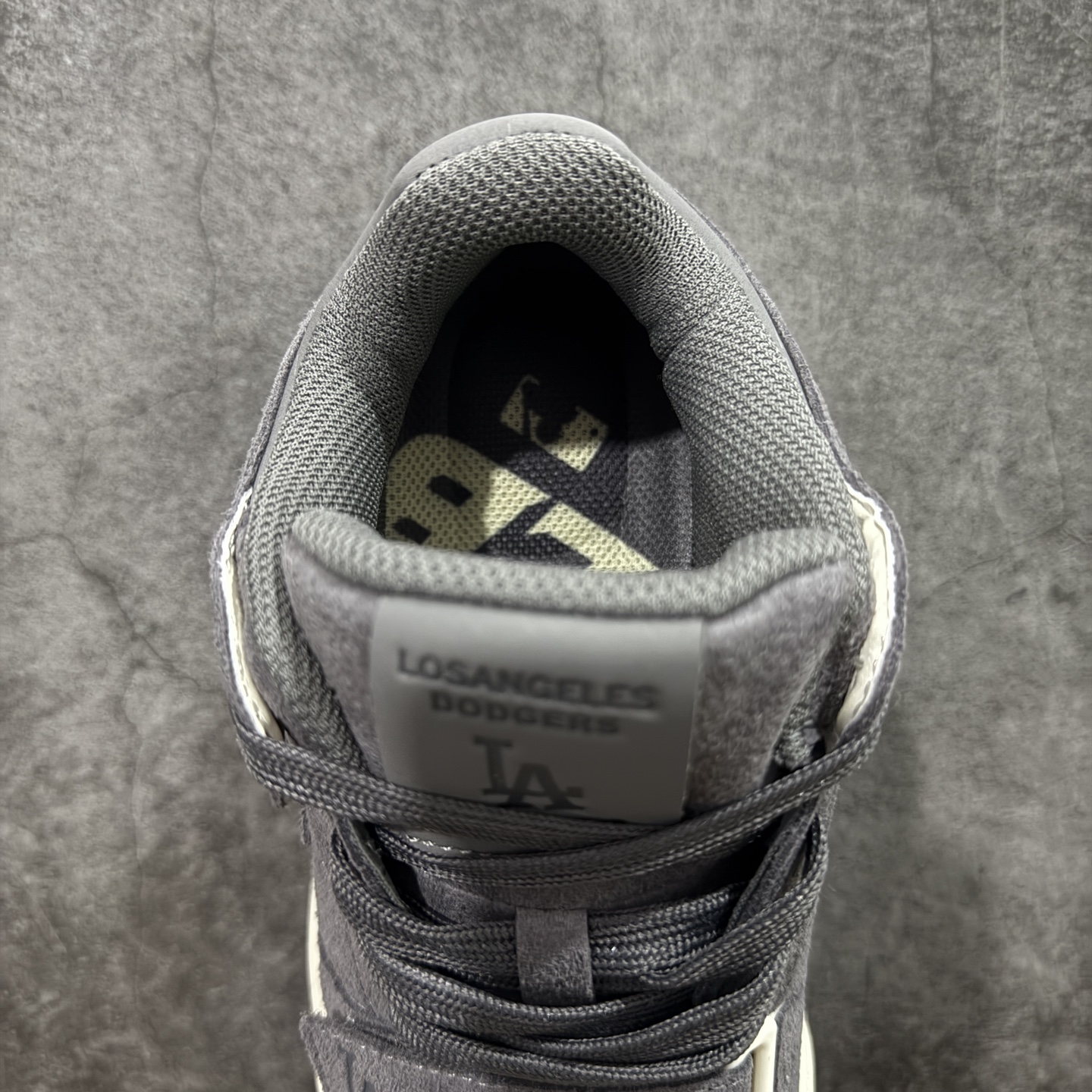 图片[8]-【公司级】韩国洋基队NY大标潮流老爹鞋 MLB小白鞋市面上唯一顶级纯原版本 原材料打造 原楦原档案数据开发版型 完美鞋头弧度/后套收口效果🆚市面文案版本‼️ 原厂立体填充鞋舌海绵 中底注胶孔原数据开发模具大底 原厂转印标 保证不掉字 内增高6cm 原厂1：1模具开发 原厂进口纳米材质 原厂 全套手提袋 原盒雷射防伪标包装 天猫订单品质 官网尺码 35-45-选品中心