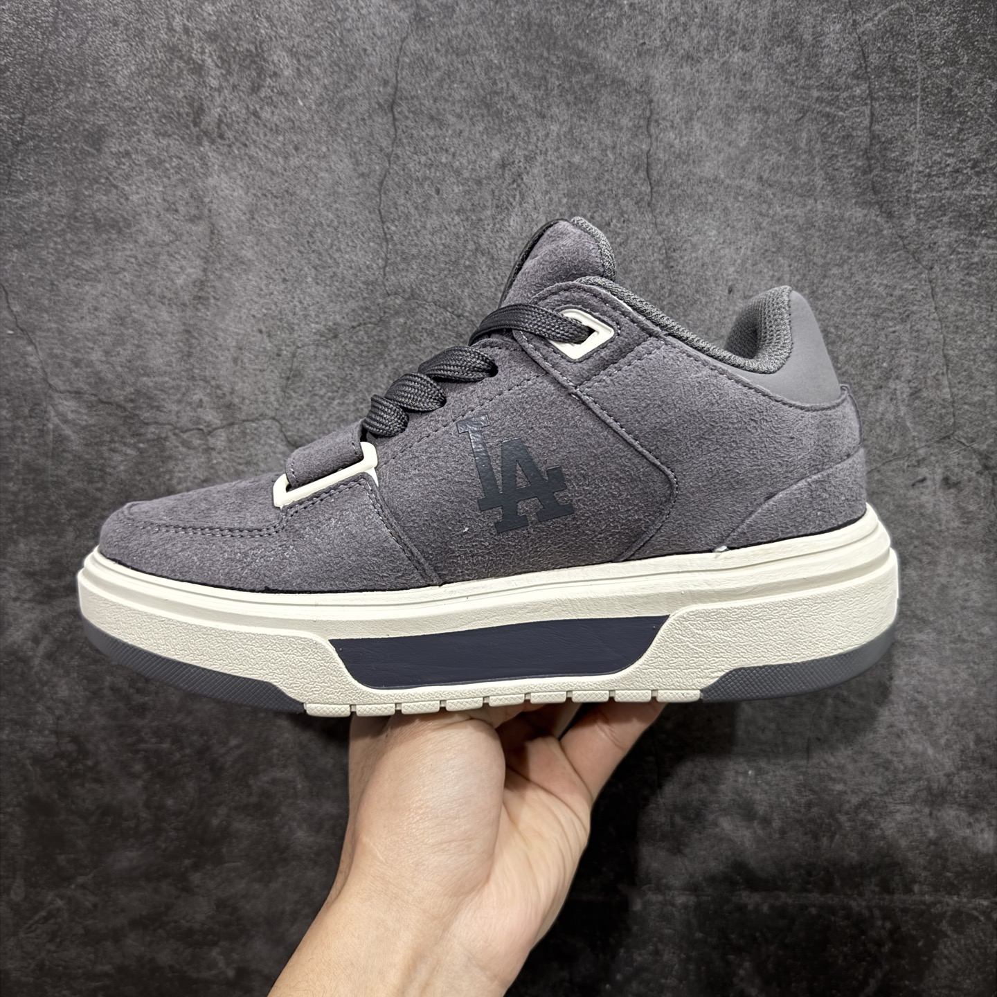 图片[2]-【公司级】韩国洋基队NY大标潮流老爹鞋 MLB小白鞋市面上唯一顶级纯原版本 原材料打造 原楦原档案数据开发版型 完美鞋头弧度/后套收口效果🆚市面文案版本‼️ 原厂立体填充鞋舌海绵 中底注胶孔原数据开发模具大底 原厂转印标 保证不掉字 内增高6cm 原厂1：1模具开发 原厂进口纳米材质 原厂 全套手提袋 原盒雷射防伪标包装 天猫订单品质 官网尺码 35-45-选品中心