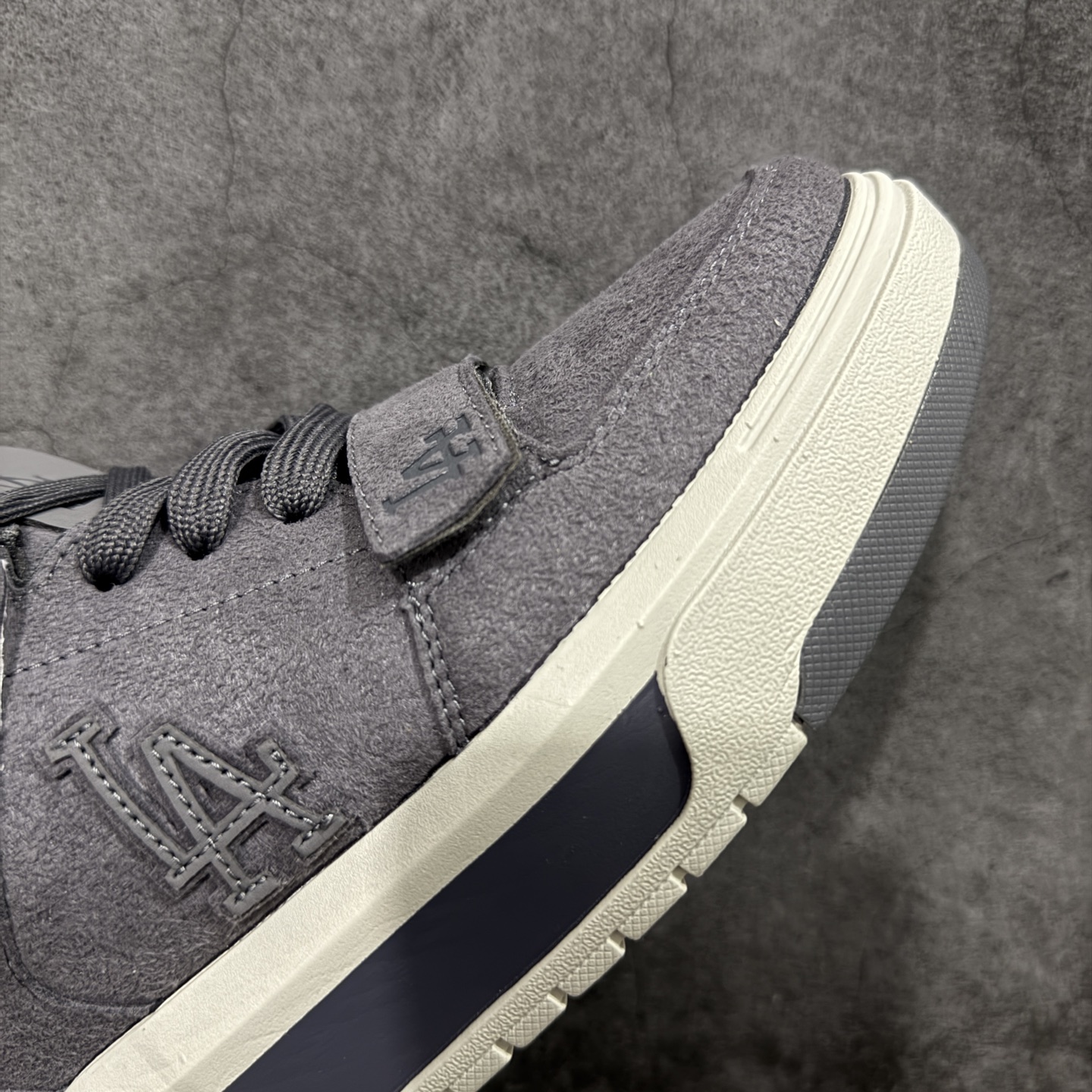 图片[6]-【公司级】韩国洋基队NY大标潮流老爹鞋 MLB小白鞋市面上唯一顶级纯原版本 原材料打造 原楦原档案数据开发版型 完美鞋头弧度/后套收口效果🆚市面文案版本‼️ 原厂立体填充鞋舌海绵 中底注胶孔原数据开发模具大底 原厂转印标 保证不掉字 内增高6cm 原厂1：1模具开发 原厂进口纳米材质 原厂 全套手提袋 原盒雷射防伪标包装 天猫订单品质 官网尺码 35-45-选品中心