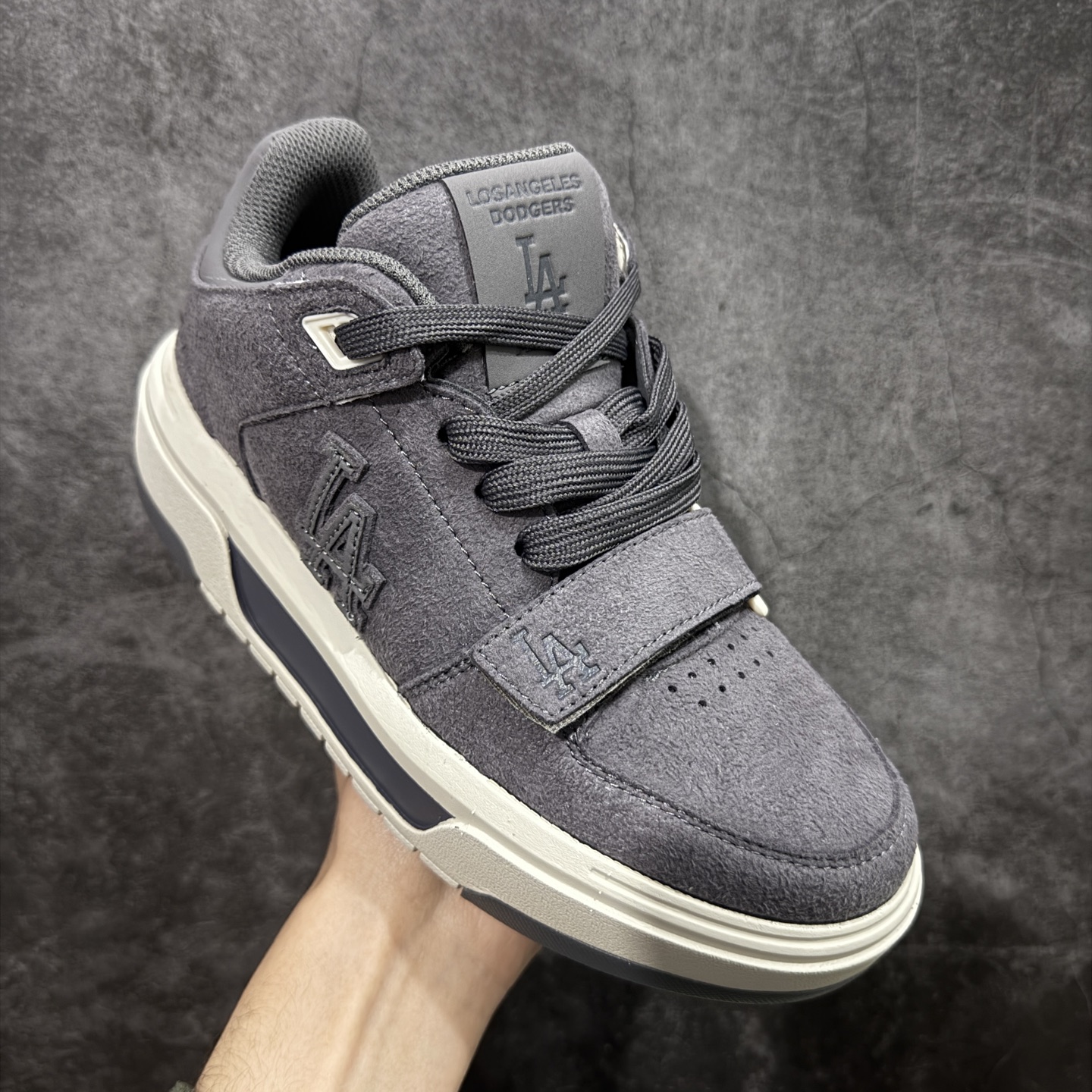 图片[3]-【公司级】韩国洋基队NY大标潮流老爹鞋 MLB小白鞋市面上唯一顶级纯原版本 原材料打造 原楦原档案数据开发版型 完美鞋头弧度/后套收口效果🆚市面文案版本‼️ 原厂立体填充鞋舌海绵 中底注胶孔原数据开发模具大底 原厂转印标 保证不掉字 内增高6cm 原厂1：1模具开发 原厂进口纳米材质 原厂 全套手提袋 原盒雷射防伪标包装 天猫订单品质 官网尺码 35-45-选品中心