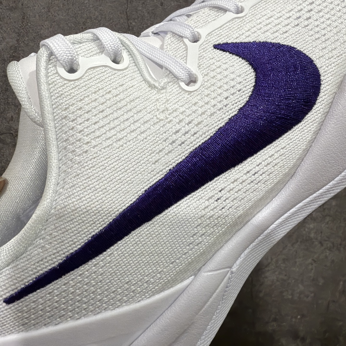图片[4]-【OG纯原】NK Zoom Kobe Ⅷ System 科比8代复刻实战运动低帮文化篮球鞋 白紫 HF9550-100 完美复刻公司货 React科技鞋垫加持 实战配置直接拉满 原楦纸板开发 鞋身流线型、后跟塑形 区分土肥圆 原厂针织鞋面一针一线匹配原版 全身鞋材卡料色独家定制 唯一万针立体刺绣SWOOSH 真实底模最大50.5 实战利器 专供海外市场 独立原厂模具 首批不拼图大几率过验 亲测已过 支持各种高强度实战 无需担心 补货周期极长 脚宽建议买大半码 科比系列前掌偏窄 支持七天无理由退换 尺码： 36 36.5 37.5 38 38.5 39 40 40.5 41 42 42.5 43 44 44.5 45 46 47.5 48.5-选品中心