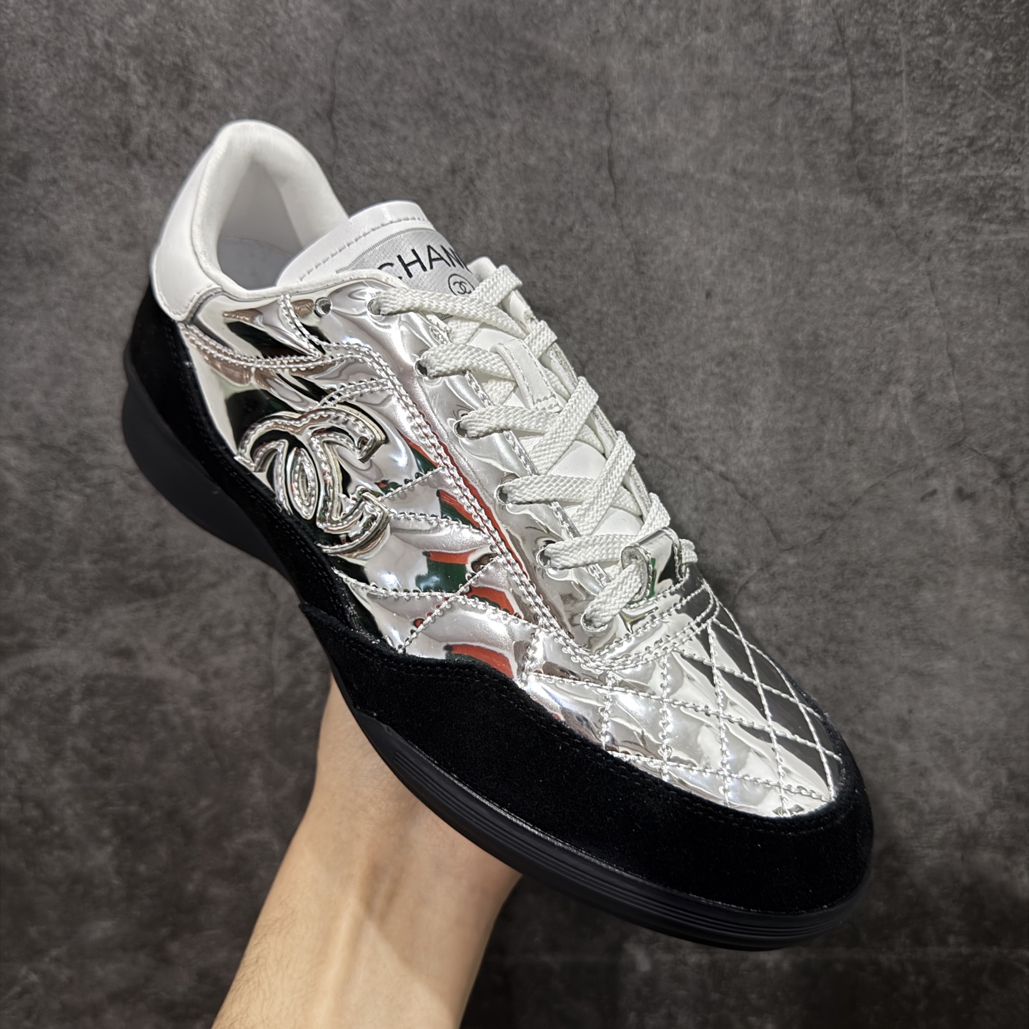 图片[3]-【广东礼盒版】CHANEL香奈儿 COCO NEIGE 系列 25N 小牛皮 圆头系带 低帮 生活休闲鞋 女款 银色 熊猫鞋 2025顶级休闲款运动鞋 这款经典设计；鞋面多种工艺电绣的风格；大底却时尚运动；不平凡的拥入了多种配色元素…… 多元化混搭非常好看百搭，休闲，时尚，运动，户外都能兼顾…… 材料： ❶鞋面采用： 原版进口头层丝绸牛皮+原版防水布+原版头层牛皮 ❷内里采用： 羊皮 ❸大底根据： 原版TPU组合大底 尺码：35–40-选品中心