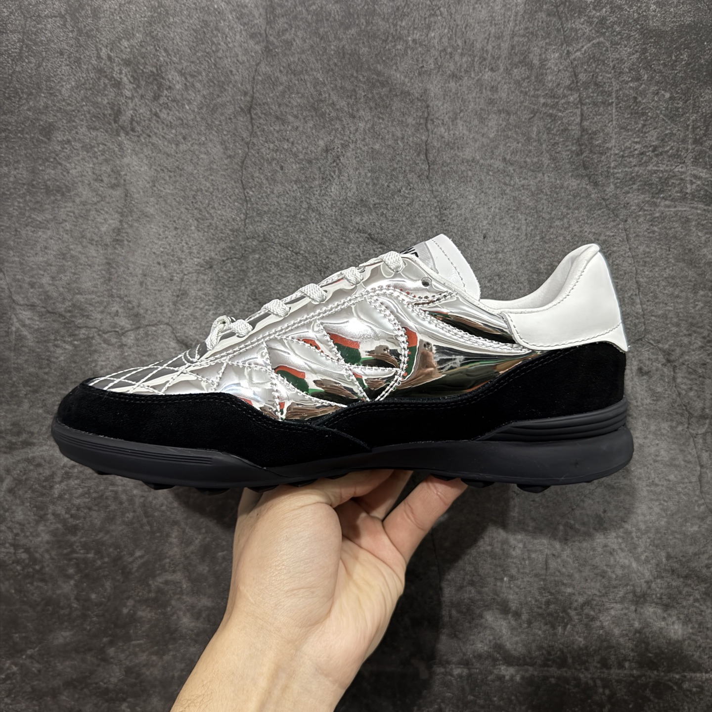 图片[2]-【广东礼盒版】CHANEL香奈儿 COCO NEIGE 系列 25N 小牛皮 圆头系带 低帮 生活休闲鞋 女款 银色 熊猫鞋 2025顶级休闲款运动鞋 这款经典设计；鞋面多种工艺电绣的风格；大底却时尚运动；不平凡的拥入了多种配色元素…… 多元化混搭非常好看百搭，休闲，时尚，运动，户外都能兼顾…… 材料： ❶鞋面采用： 原版进口头层丝绸牛皮+原版防水布+原版头层牛皮 ❷内里采用： 羊皮 ❸大底根据： 原版TPU组合大底 尺码：35–40-选品中心