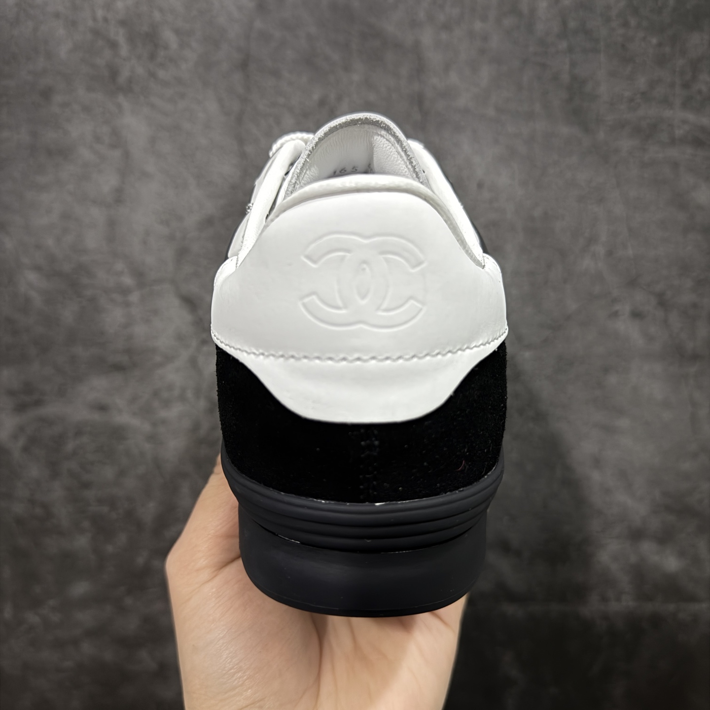 图片[4]-【广东礼盒版】CHANEL香奈儿 COCO NEIGE 系列 25N 小牛皮 圆头系带 低帮 生活休闲鞋 女款 银色 熊猫鞋 2025顶级休闲款运动鞋 这款经典设计；鞋面多种工艺电绣的风格；大底却时尚运动；不平凡的拥入了多种配色元素…… 多元化混搭非常好看百搭，休闲，时尚，运动，户外都能兼顾…… 材料： ❶鞋面采用： 原版进口头层丝绸牛皮+原版防水布+原版头层牛皮 ❷内里采用： 羊皮 ❸大底根据： 原版TPU组合大底 尺码：35–40-选品中心