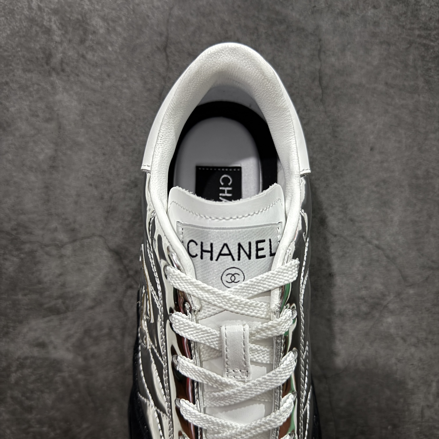 图片[8]-【广东礼盒版】CHANEL香奈儿 COCO NEIGE 系列 25N 小牛皮 圆头系带 低帮 生活休闲鞋 女款 银色 熊猫鞋 2025顶级休闲款运动鞋 这款经典设计；鞋面多种工艺电绣的风格；大底却时尚运动；不平凡的拥入了多种配色元素…… 多元化混搭非常好看百搭，休闲，时尚，运动，户外都能兼顾…… 材料： ❶鞋面采用： 原版进口头层丝绸牛皮+原版防水布+原版头层牛皮 ❷内里采用： 羊皮 ❸大底根据： 原版TPU组合大底 尺码：35–40-选品中心