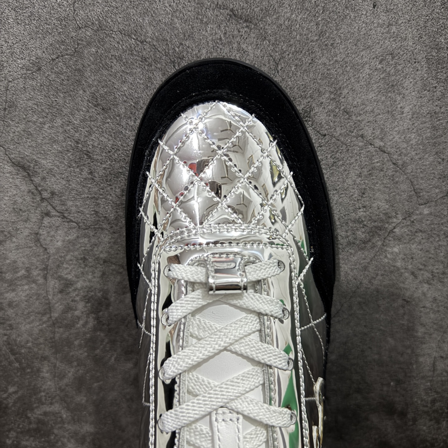 图片[5]-【广东礼盒版】CHANEL香奈儿 COCO NEIGE 系列 25N 小牛皮 圆头系带 低帮 生活休闲鞋 女款 银色 熊猫鞋 2025顶级休闲款运动鞋 这款经典设计；鞋面多种工艺电绣的风格；大底却时尚运动；不平凡的拥入了多种配色元素…… 多元化混搭非常好看百搭，休闲，时尚，运动，户外都能兼顾…… 材料： ❶鞋面采用： 原版进口头层丝绸牛皮+原版防水布+原版头层牛皮 ❷内里采用： 羊皮 ❸大底根据： 原版TPU组合大底 尺码：35–40-选品中心