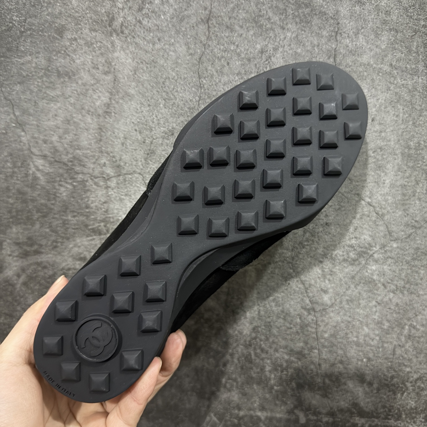 图片[9]-【广东礼盒版】CHANEL香奈儿 COCO NEIGE 系列 25N 小牛皮 圆头系带 低帮 生活休闲鞋 女款 银色 熊猫鞋 2025顶级休闲款运动鞋 这款经典设计；鞋面多种工艺电绣的风格；大底却时尚运动；不平凡的拥入了多种配色元素…… 多元化混搭非常好看百搭，休闲，时尚，运动，户外都能兼顾…… 材料： ❶鞋面采用： 原版进口头层丝绸牛皮+原版防水布+原版头层牛皮 ❷内里采用： 羊皮 ❸大底根据： 原版TPU组合大底 尺码：35–40-选品中心