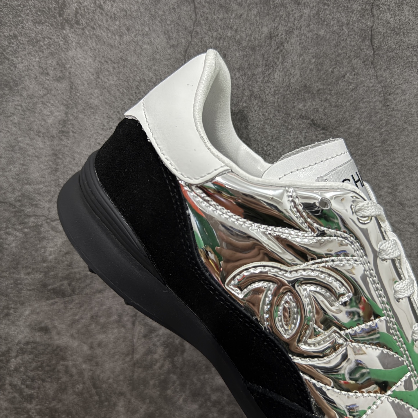 图片[7]-【广东礼盒版】CHANEL香奈儿 COCO NEIGE 系列 25N 小牛皮 圆头系带 低帮 生活休闲鞋 女款 银色 熊猫鞋 2025顶级休闲款运动鞋 这款经典设计；鞋面多种工艺电绣的风格；大底却时尚运动；不平凡的拥入了多种配色元素…… 多元化混搭非常好看百搭，休闲，时尚，运动，户外都能兼顾…… 材料： ❶鞋面采用： 原版进口头层丝绸牛皮+原版防水布+原版头层牛皮 ❷内里采用： 羊皮 ❸大底根据： 原版TPU组合大底 尺码：35–40-选品中心