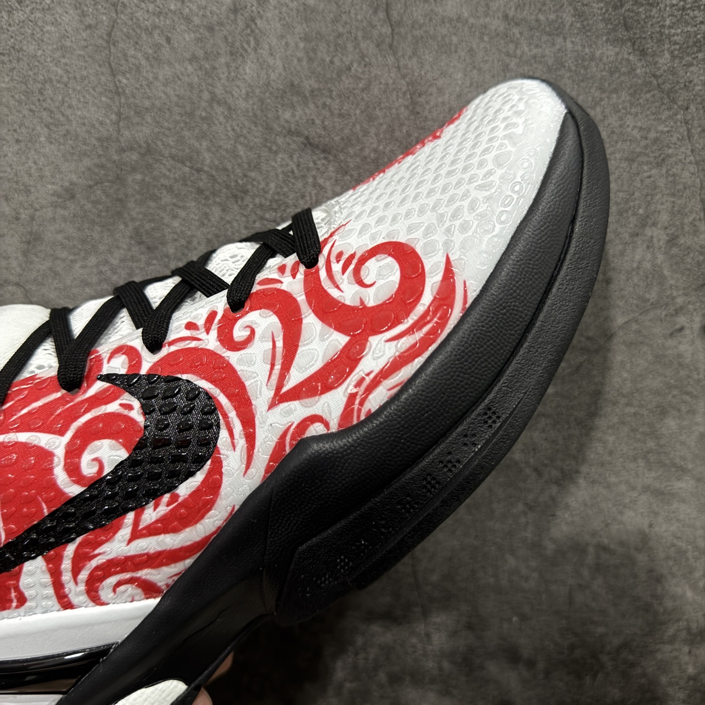 图片[6]-【定制版】NK Zoom Kobe 6 Protro 科比6代马年限定款 国风美学拉满红焰纹络缠绕鞋身，黑白撞色勾勒经典轮廓，鞋侧的奔马图腾更是点睛之笔，将国风韵味与篮球战靴的凌厉感完美融合。搭载Nike Zoom真碳气垫科技，缓震回弹一步到位，从实战性能到颜值设计都在线。现货，不管是收藏还是上脚，都是科比系列里的宝藏款！ 货号：CW2190-012 尺码：38-46-选品中心