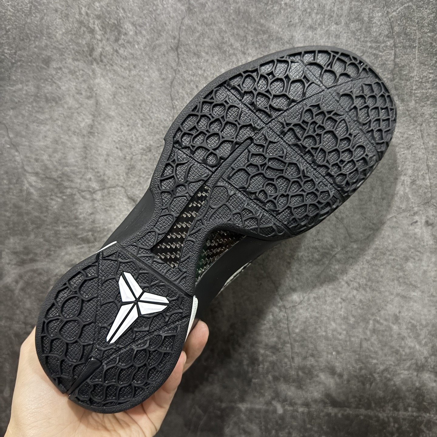 图片[9]-【定制版】NK Zoom Kobe 6 Protro 科比6代马年限定款 国风美学拉满红焰纹络缠绕鞋身，黑白撞色勾勒经典轮廓，鞋侧的奔马图腾更是点睛之笔，将国风韵味与篮球战靴的凌厉感完美融合。搭载Nike Zoom真碳气垫科技，缓震回弹一步到位，从实战性能到颜值设计都在线。现货，不管是收藏还是上脚，都是科比系列里的宝藏款！ 货号：CW2190-012 尺码：38-46-选品中心