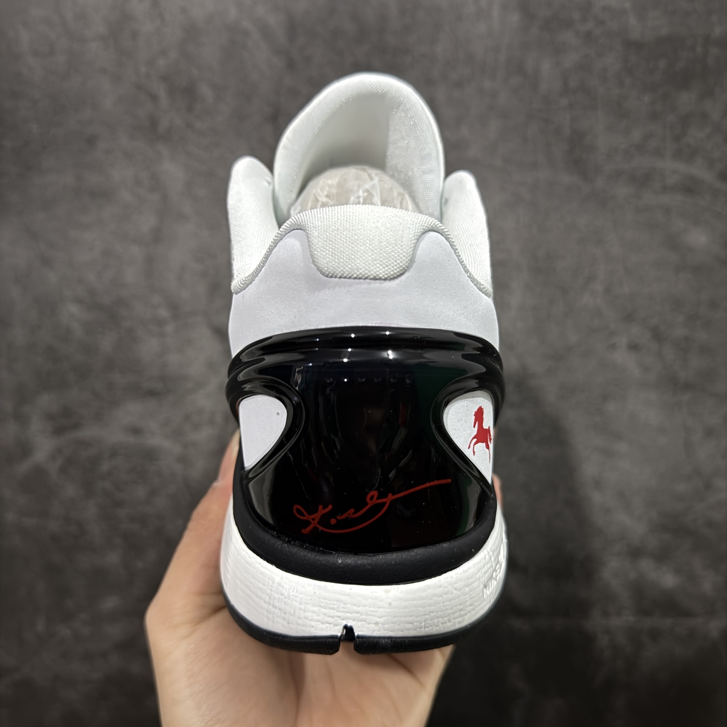 图片[4]-【定制版】NK Zoom Kobe 6 Protro 科比6代马年限定款 国风美学拉满红焰纹络缠绕鞋身，黑白撞色勾勒经典轮廓，鞋侧的奔马图腾更是点睛之笔，将国风韵味与篮球战靴的凌厉感完美融合。搭载Nike Zoom真碳气垫科技，缓震回弹一步到位，从实战性能到颜值设计都在线。现货，不管是收藏还是上脚，都是科比系列里的宝藏款！ 货号：CW2190-012 尺码：38-46-选品中心