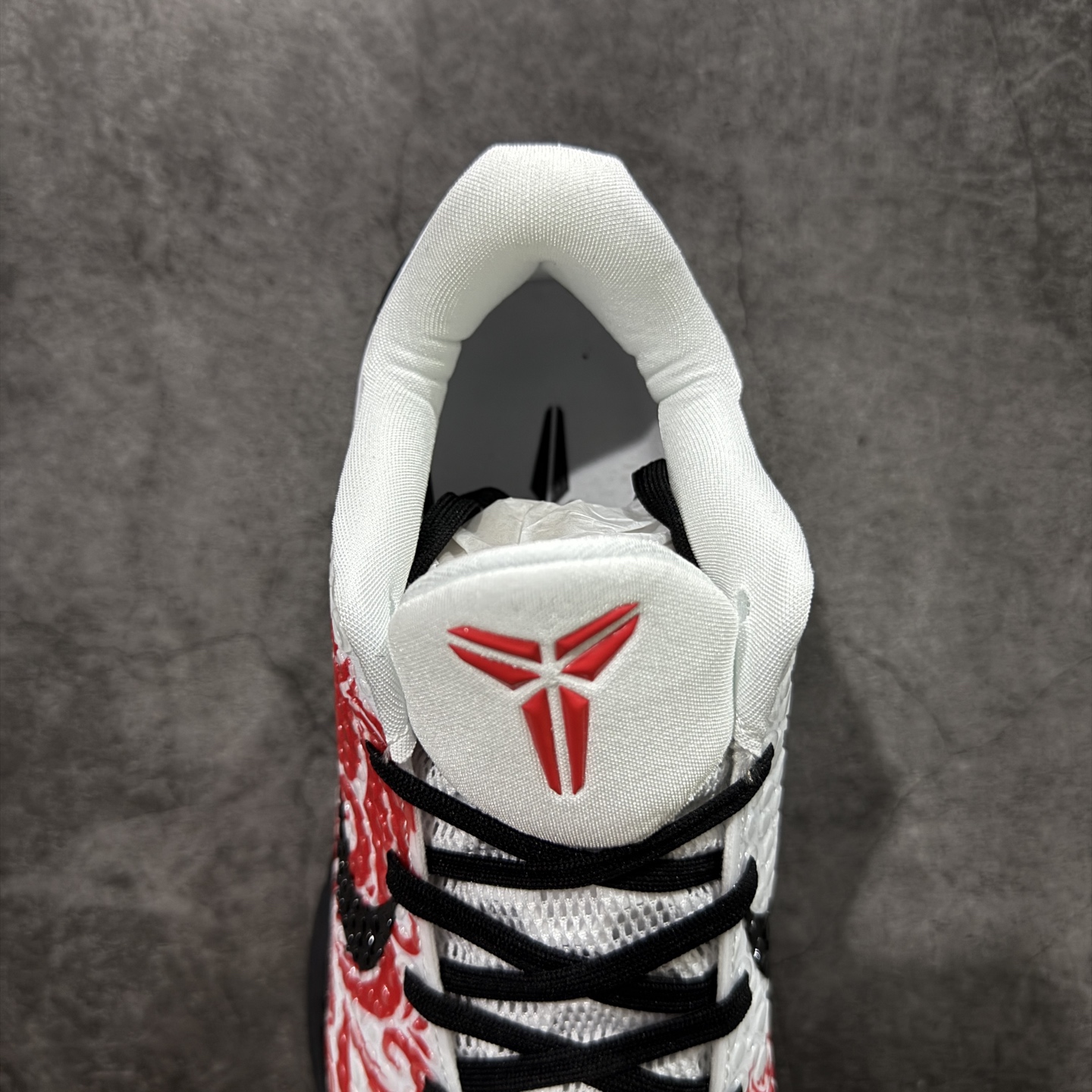 图片[8]-【定制版】NK Zoom Kobe 6 Protro 科比6代马年限定款 国风美学拉满红焰纹络缠绕鞋身，黑白撞色勾勒经典轮廓，鞋侧的奔马图腾更是点睛之笔，将国风韵味与篮球战靴的凌厉感完美融合。搭载Nike Zoom真碳气垫科技，缓震回弹一步到位，从实战性能到颜值设计都在线。现货，不管是收藏还是上脚，都是科比系列里的宝藏款！ 货号：CW2190-012 尺码：38-46-选品中心