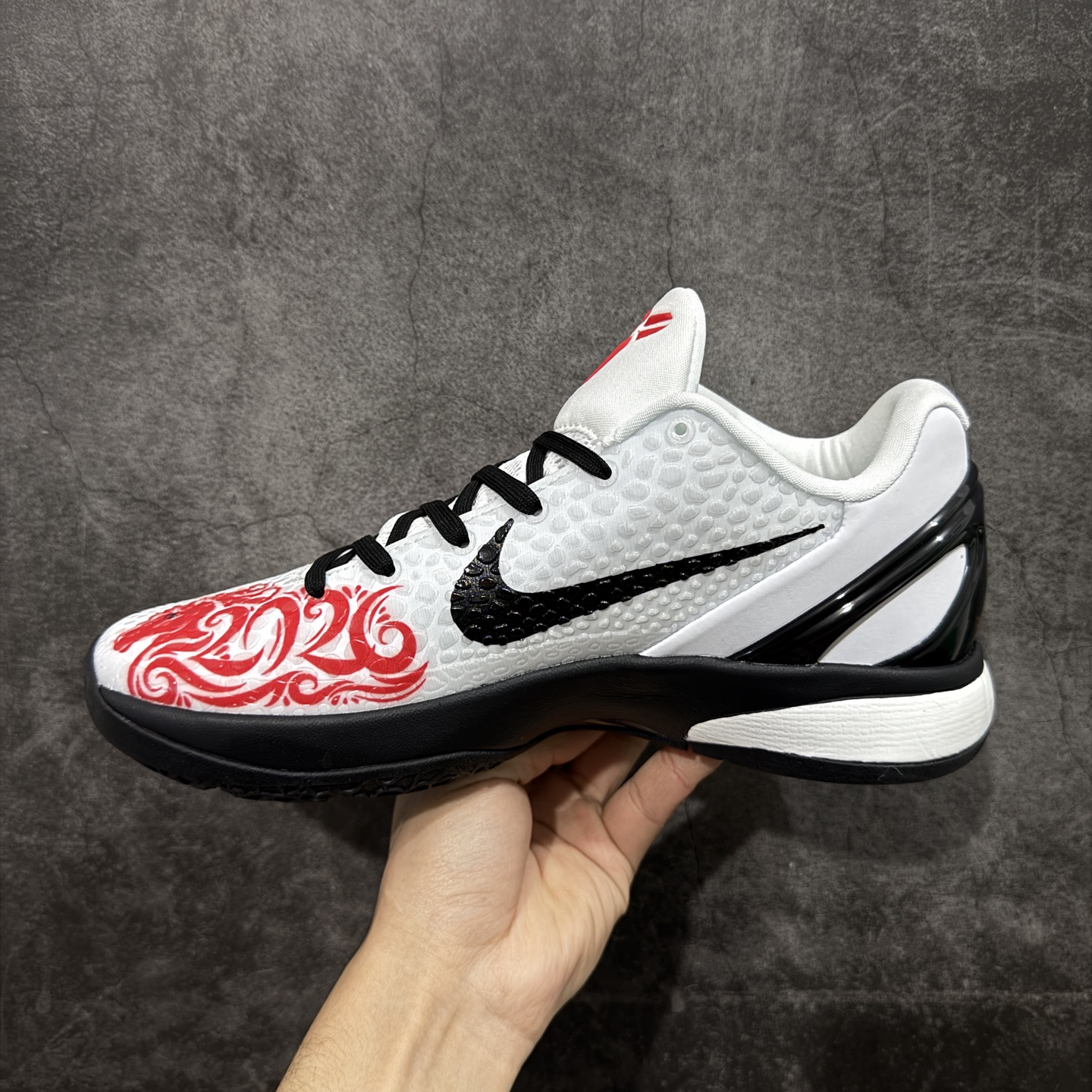 图片[2]-【定制版】NK Zoom Kobe 6 Protro 科比6代马年限定款 国风美学拉满红焰纹络缠绕鞋身，黑白撞色勾勒经典轮廓，鞋侧的奔马图腾更是点睛之笔，将国风韵味与篮球战靴的凌厉感完美融合。搭载Nike Zoom真碳气垫科技，缓震回弹一步到位，从实战性能到颜值设计都在线。现货，不管是收藏还是上脚，都是科比系列里的宝藏款！ 货号：CW2190-012 尺码：38-46-选品中心