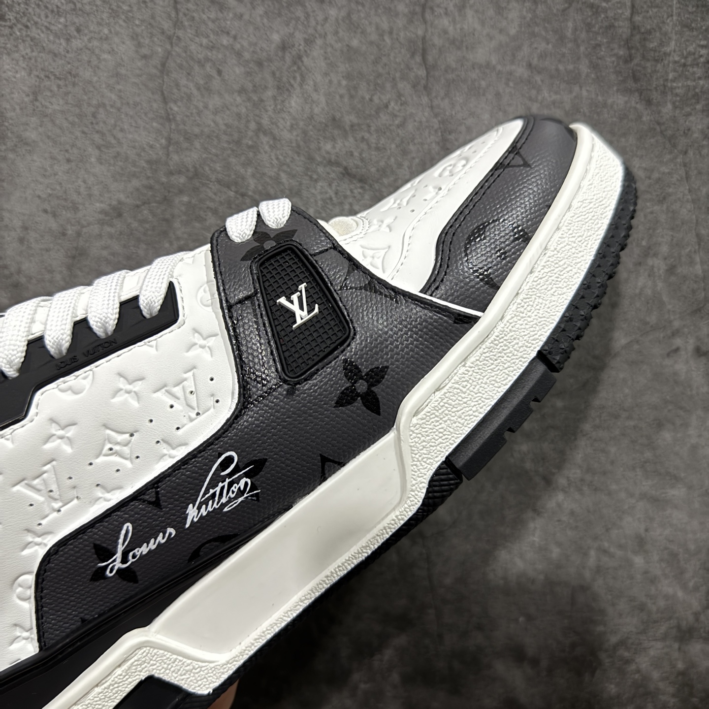 图片[6]-【YS纯原】广奢高端货 LOUIS VUITTON 路易威登 LV Trainer 休闲板鞋 ✦ 原楦原纸版开模，鞋型立体饱满 ✦ 零毛边、零溢胶、零线头瑕疵 ✦ 细节与原版一致 区分市面通货 ✦ 多层叠片＋电脑针车，针距密度一致 ✦ Monogram浮雕＋3D高频压纹 ✦ 多密度发泡中底：支撑回弹媲美专柜 ✦ 原装橡胶大底：含胶量高、纹路深、双拼接零偏差 ✦ ZP级原装包装：专柜款鞋盒＋防尘袋＋说明书 尺码：35-45-选品中心