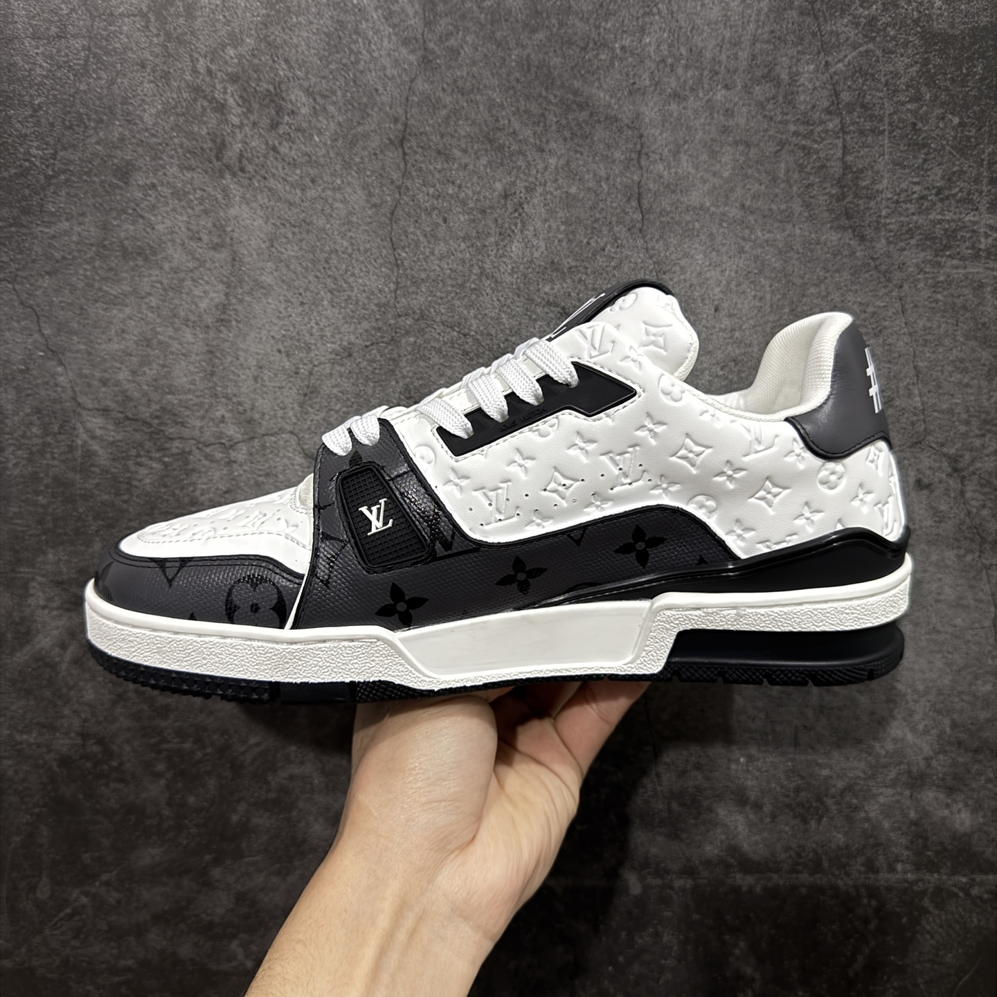 图片[2]-【YS纯原】广奢高端货 LOUIS VUITTON 路易威登 LV Trainer 休闲板鞋 ✦ 原楦原纸版开模，鞋型立体饱满 ✦ 零毛边、零溢胶、零线头瑕疵 ✦ 细节与原版一致 区分市面通货 ✦ 多层叠片＋电脑针车，针距密度一致 ✦ Monogram浮雕＋3D高频压纹 ✦ 多密度发泡中底：支撑回弹媲美专柜 ✦ 原装橡胶大底：含胶量高、纹路深、双拼接零偏差 ✦ ZP级原装包装：专柜款鞋盒＋防尘袋＋说明书 尺码：35-45-选品中心