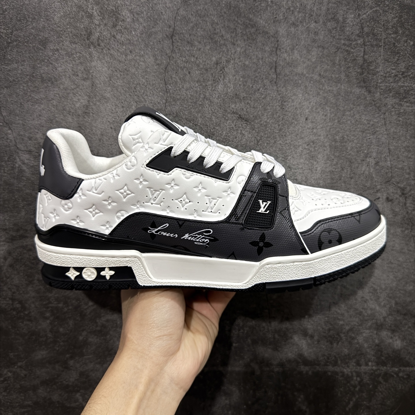 【YS纯原】广奢高端货 LOUIS VUITTON 路易威登 LV Trainer 休闲板鞋 ✦ 原楦原纸版开模，鞋型立体饱满 ✦ 零毛边、零溢胶、零线头瑕疵 ✦ 细节与原版一致 区分市面通货 ✦ 多层叠片＋电脑针车，针距密度一致 ✦ Monogram浮雕＋3D高频压纹 ✦ 多密度发泡中底：支撑回弹媲美专柜 ✦ 原装橡胶大底：含胶量高、纹路深、双拼接零偏差 ✦ ZP级原装包装：专柜款鞋盒＋防尘袋＋说明书 尺码：35-45-选品中心