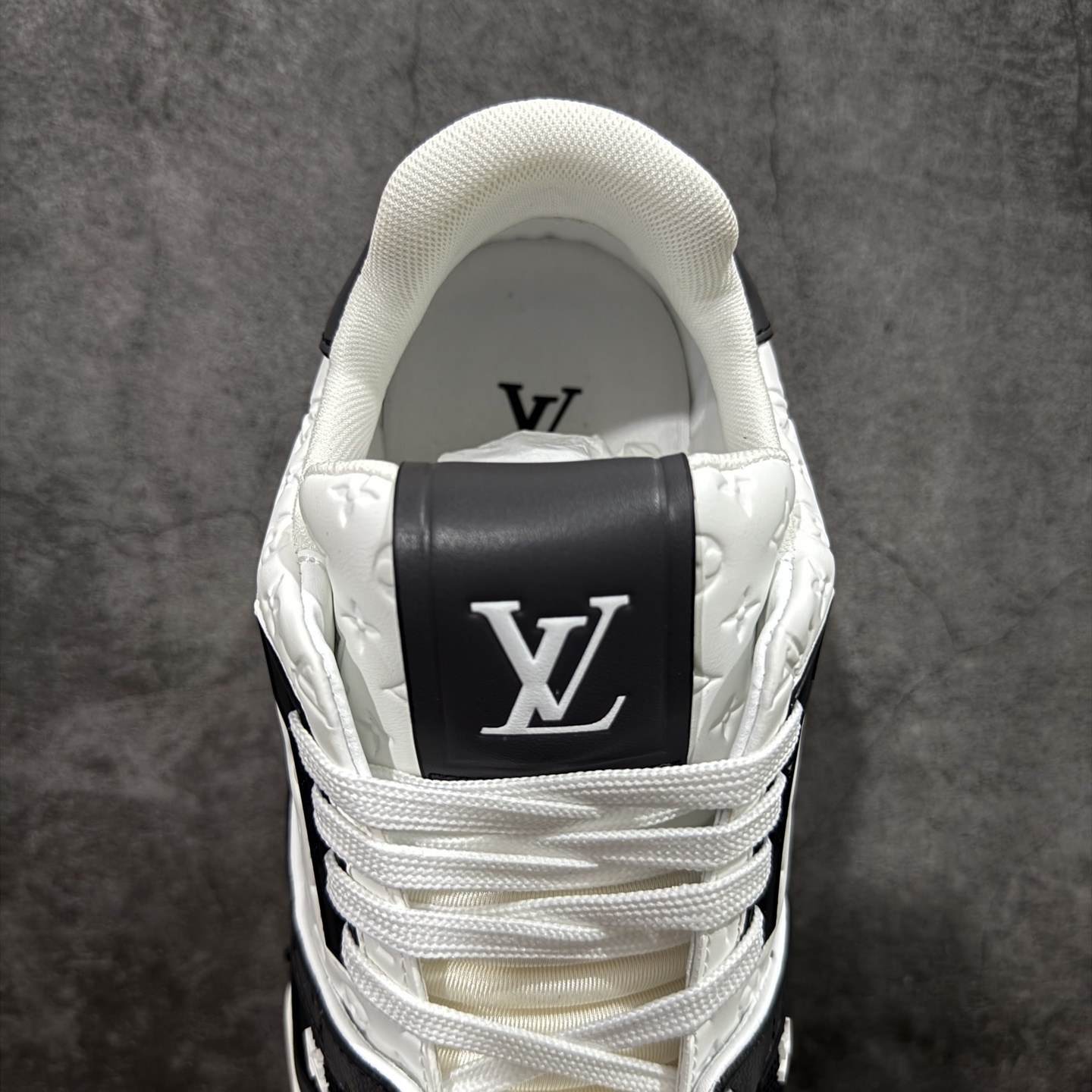 图片[8]-【YS纯原】广奢高端货 LOUIS VUITTON 路易威登 LV Trainer 休闲板鞋 ✦ 原楦原纸版开模，鞋型立体饱满 ✦ 零毛边、零溢胶、零线头瑕疵 ✦ 细节与原版一致 区分市面通货 ✦ 多层叠片＋电脑针车，针距密度一致 ✦ Monogram浮雕＋3D高频压纹 ✦ 多密度发泡中底：支撑回弹媲美专柜 ✦ 原装橡胶大底：含胶量高、纹路深、双拼接零偏差 ✦ ZP级原装包装：专柜款鞋盒＋防尘袋＋说明书 尺码：35-45-选品中心