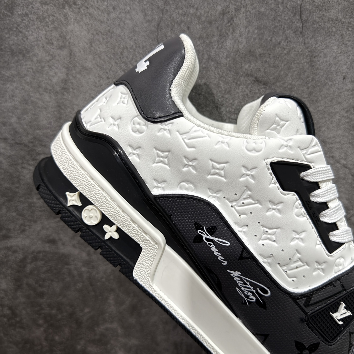 图片[7]-【YS纯原】广奢高端货 LOUIS VUITTON 路易威登 LV Trainer 休闲板鞋 ✦ 原楦原纸版开模，鞋型立体饱满 ✦ 零毛边、零溢胶、零线头瑕疵 ✦ 细节与原版一致 区分市面通货 ✦ 多层叠片＋电脑针车，针距密度一致 ✦ Monogram浮雕＋3D高频压纹 ✦ 多密度发泡中底：支撑回弹媲美专柜 ✦ 原装橡胶大底：含胶量高、纹路深、双拼接零偏差 ✦ ZP级原装包装：专柜款鞋盒＋防尘袋＋说明书 尺码：35-45-选品中心