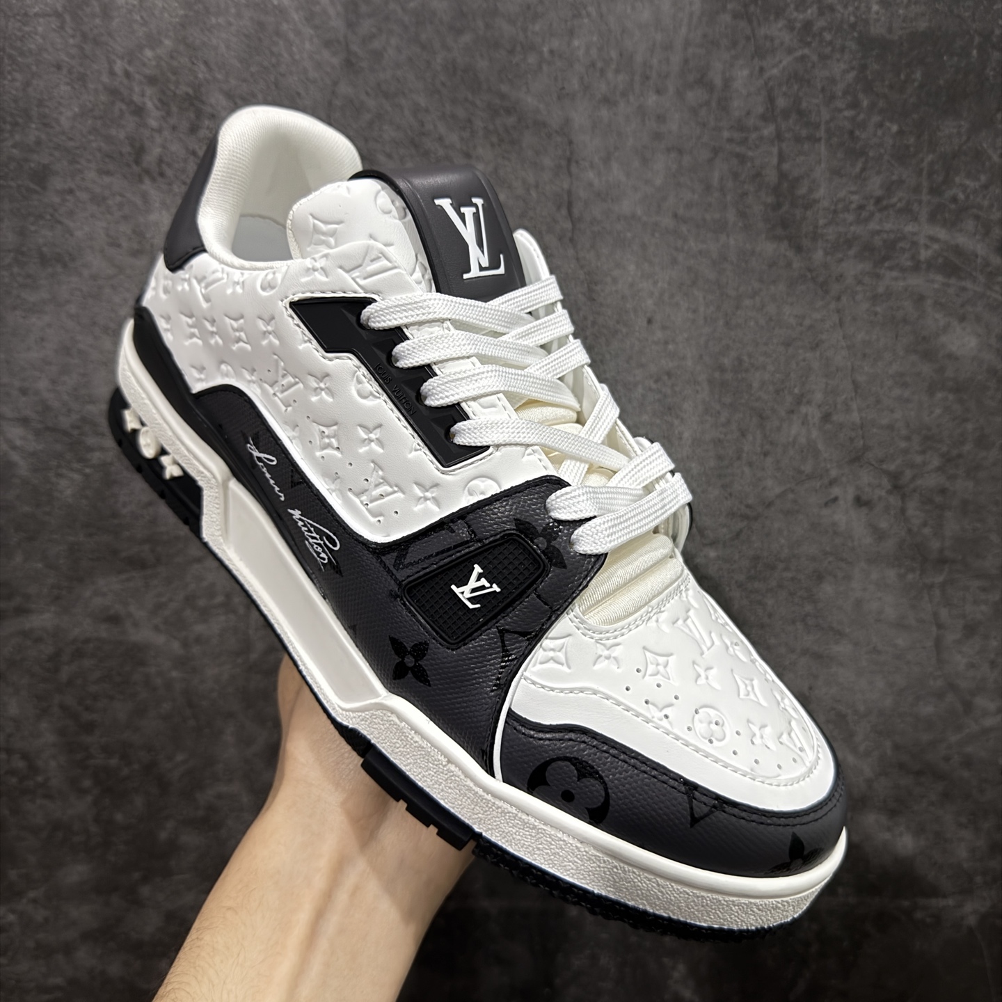 图片[3]-【YS纯原】广奢高端货 LOUIS VUITTON 路易威登 LV Trainer 休闲板鞋 ✦ 原楦原纸版开模，鞋型立体饱满 ✦ 零毛边、零溢胶、零线头瑕疵 ✦ 细节与原版一致 区分市面通货 ✦ 多层叠片＋电脑针车，针距密度一致 ✦ Monogram浮雕＋3D高频压纹 ✦ 多密度发泡中底：支撑回弹媲美专柜 ✦ 原装橡胶大底：含胶量高、纹路深、双拼接零偏差 ✦ ZP级原装包装：专柜款鞋盒＋防尘袋＋说明书 尺码：35-45-选品中心