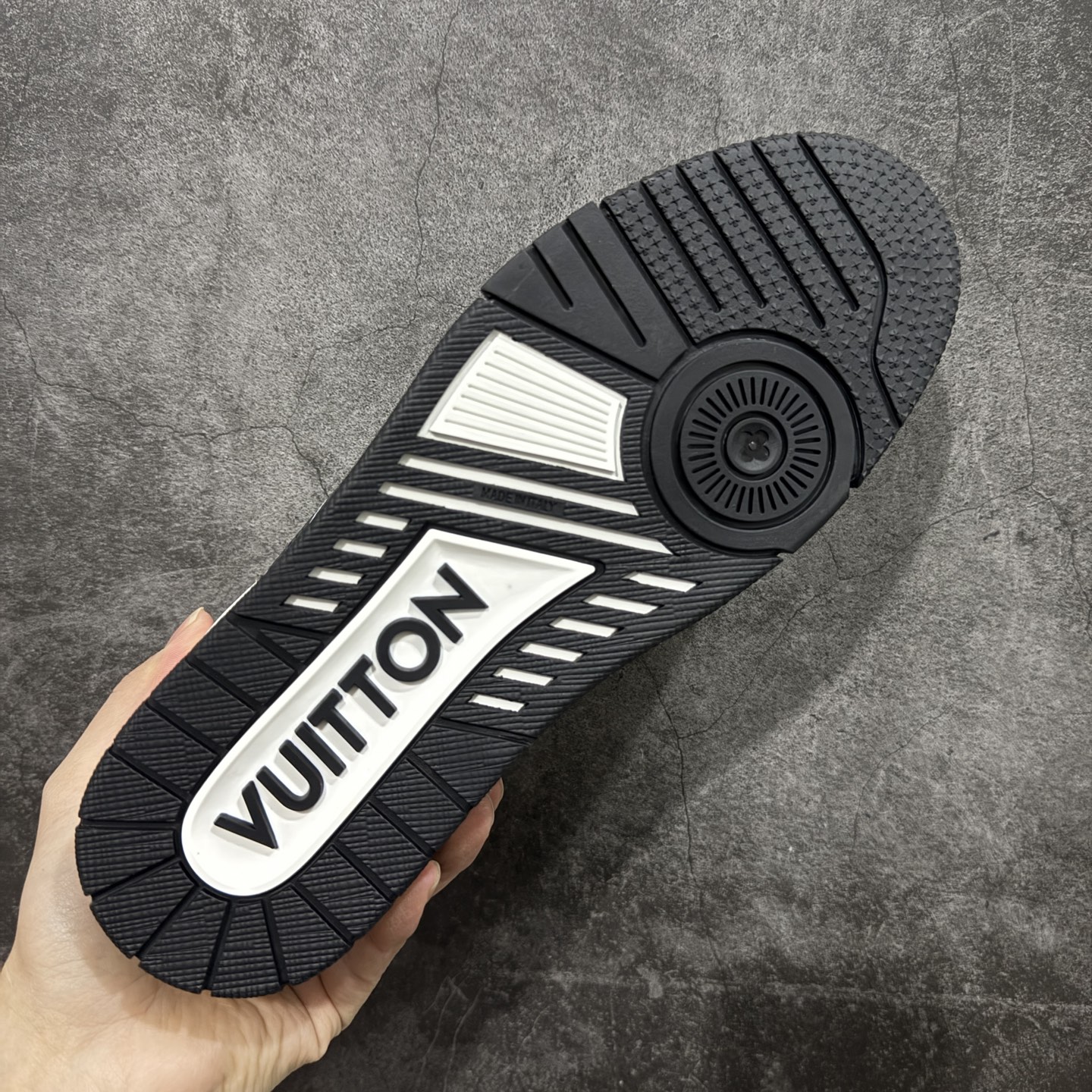 图片[9]-【YS纯原】广奢高端货 LOUIS VUITTON 路易威登 LV Trainer 休闲板鞋 ✦ 原楦原纸版开模，鞋型立体饱满 ✦ 零毛边、零溢胶、零线头瑕疵 ✦ 细节与原版一致 区分市面通货 ✦ 多层叠片＋电脑针车，针距密度一致 ✦ Monogram浮雕＋3D高频压纹 ✦ 多密度发泡中底：支撑回弹媲美专柜 ✦ 原装橡胶大底：含胶量高、纹路深、双拼接零偏差 ✦ ZP级原装包装：专柜款鞋盒＋防尘袋＋说明书 尺码：35-45-选品中心