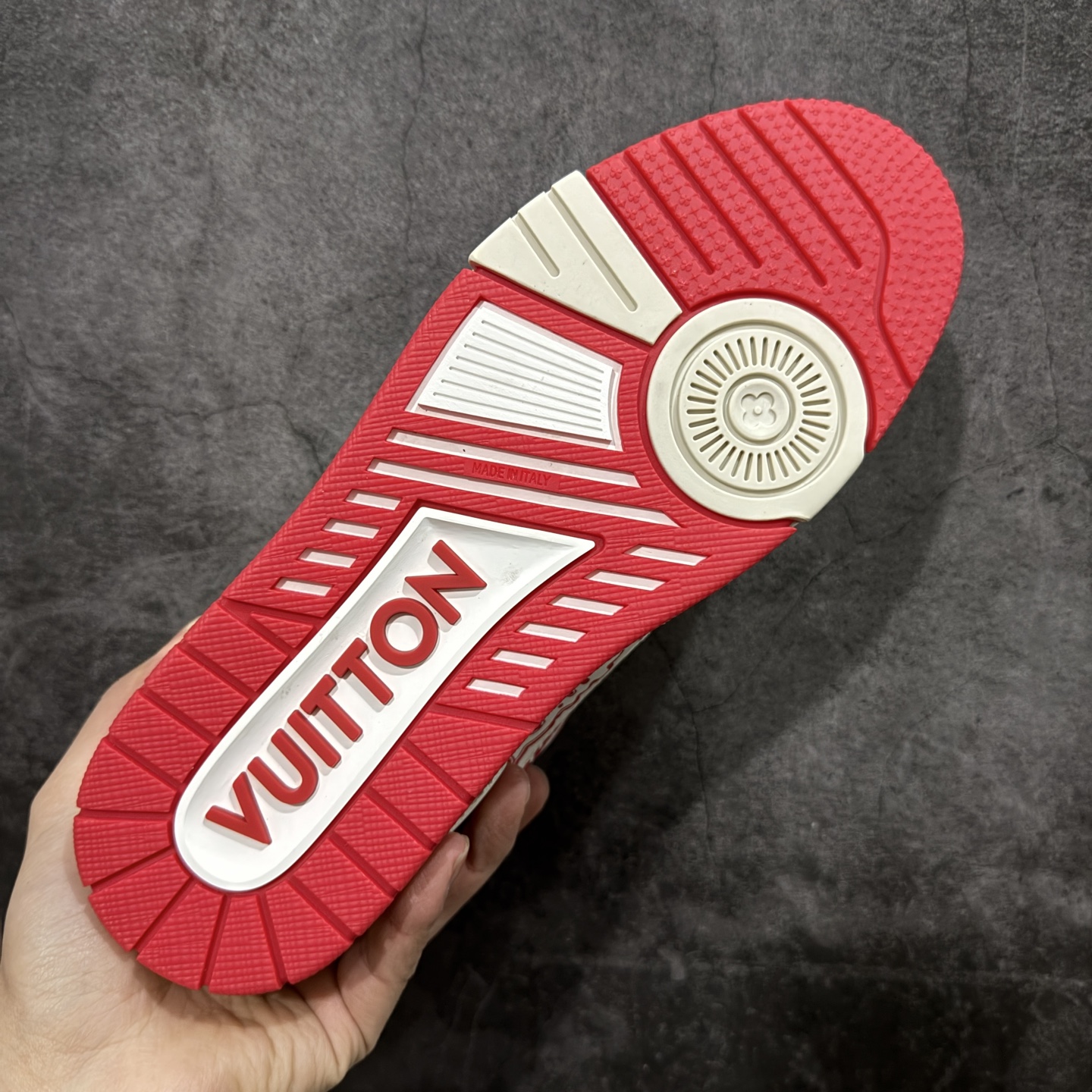 图片[9]-【YS纯原】广奢高端货 LOUIS VUITTON 路易威登 LV Trainer 休闲板鞋 ✦ 原楦原纸版开模，鞋型立体饱满 ✦ 零毛边、零溢胶、零线头瑕疵 ✦ 细节与原版一致 区分市面通货 ✦ 多层叠片＋电脑针车，针距密度一致 ✦ Monogram浮雕＋3D高频压纹 ✦ 多密度发泡中底：支撑回弹媲美专柜 ✦ 原装橡胶大底：含胶量高、纹路深、双拼接零偏差 ✦ ZP级原装包装：专柜款鞋盒＋防尘袋＋说明书 尺码：35-45-选品中心