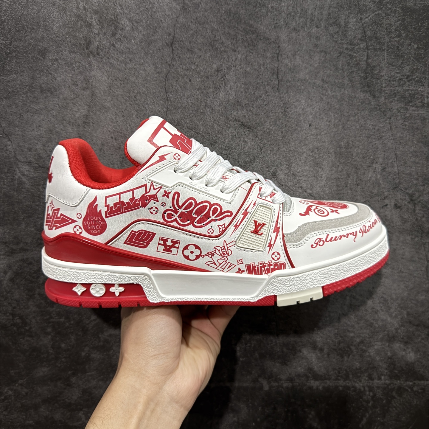 【YS纯原】广奢高端货 LOUIS VUITTON 路易威登 LV Trainer 休闲板鞋 ✦ 原楦原纸版开模，鞋型立体饱满 ✦ 零毛边、零溢胶、零线头瑕疵 ✦ 细节与原版一致 区分市面通货 ✦ 多层叠片＋电脑针车，针距密度一致 ✦ Monogram浮雕＋3D高频压纹 ✦ 多密度发泡中底：支撑回弹媲美专柜 ✦ 原装橡胶大底：含胶量高、纹路深、双拼接零偏差 ✦ ZP级原装包装：专柜款鞋盒＋防尘袋＋说明书 尺码：35-45-选品中心