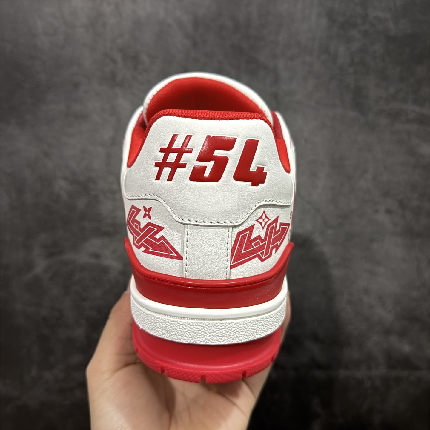 图片[4]-【YS纯原】广奢高端货 LOUIS VUITTON 路易威登 LV Trainer 休闲板鞋 ✦ 原楦原纸版开模，鞋型立体饱满 ✦ 零毛边、零溢胶、零线头瑕疵 ✦ 细节与原版一致 区分市面通货 ✦ 多层叠片＋电脑针车，针距密度一致 ✦ Monogram浮雕＋3D高频压纹 ✦ 多密度发泡中底：支撑回弹媲美专柜 ✦ 原装橡胶大底：含胶量高、纹路深、双拼接零偏差 ✦ ZP级原装包装：专柜款鞋盒＋防尘袋＋说明书 尺码：35-45-选品中心