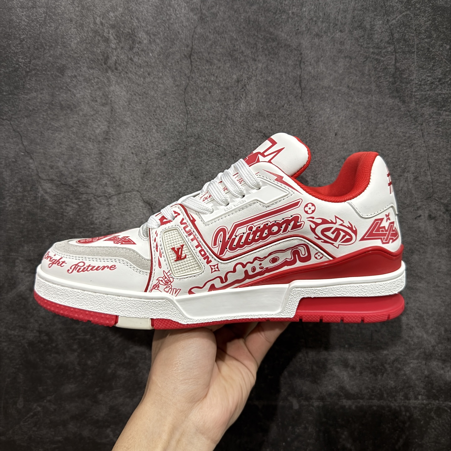 图片[2]-【YS纯原】广奢高端货 LOUIS VUITTON 路易威登 LV Trainer 休闲板鞋 ✦ 原楦原纸版开模，鞋型立体饱满 ✦ 零毛边、零溢胶、零线头瑕疵 ✦ 细节与原版一致 区分市面通货 ✦ 多层叠片＋电脑针车，针距密度一致 ✦ Monogram浮雕＋3D高频压纹 ✦ 多密度发泡中底：支撑回弹媲美专柜 ✦ 原装橡胶大底：含胶量高、纹路深、双拼接零偏差 ✦ ZP级原装包装：专柜款鞋盒＋防尘袋＋说明书 尺码：35-45-选品中心