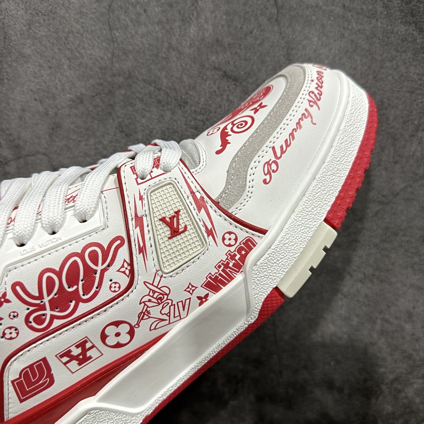 图片[6]-【YS纯原】广奢高端货 LOUIS VUITTON 路易威登 LV Trainer 休闲板鞋 ✦ 原楦原纸版开模，鞋型立体饱满 ✦ 零毛边、零溢胶、零线头瑕疵 ✦ 细节与原版一致 区分市面通货 ✦ 多层叠片＋电脑针车，针距密度一致 ✦ Monogram浮雕＋3D高频压纹 ✦ 多密度发泡中底：支撑回弹媲美专柜 ✦ 原装橡胶大底：含胶量高、纹路深、双拼接零偏差 ✦ ZP级原装包装：专柜款鞋盒＋防尘袋＋说明书 尺码：35-45-选品中心