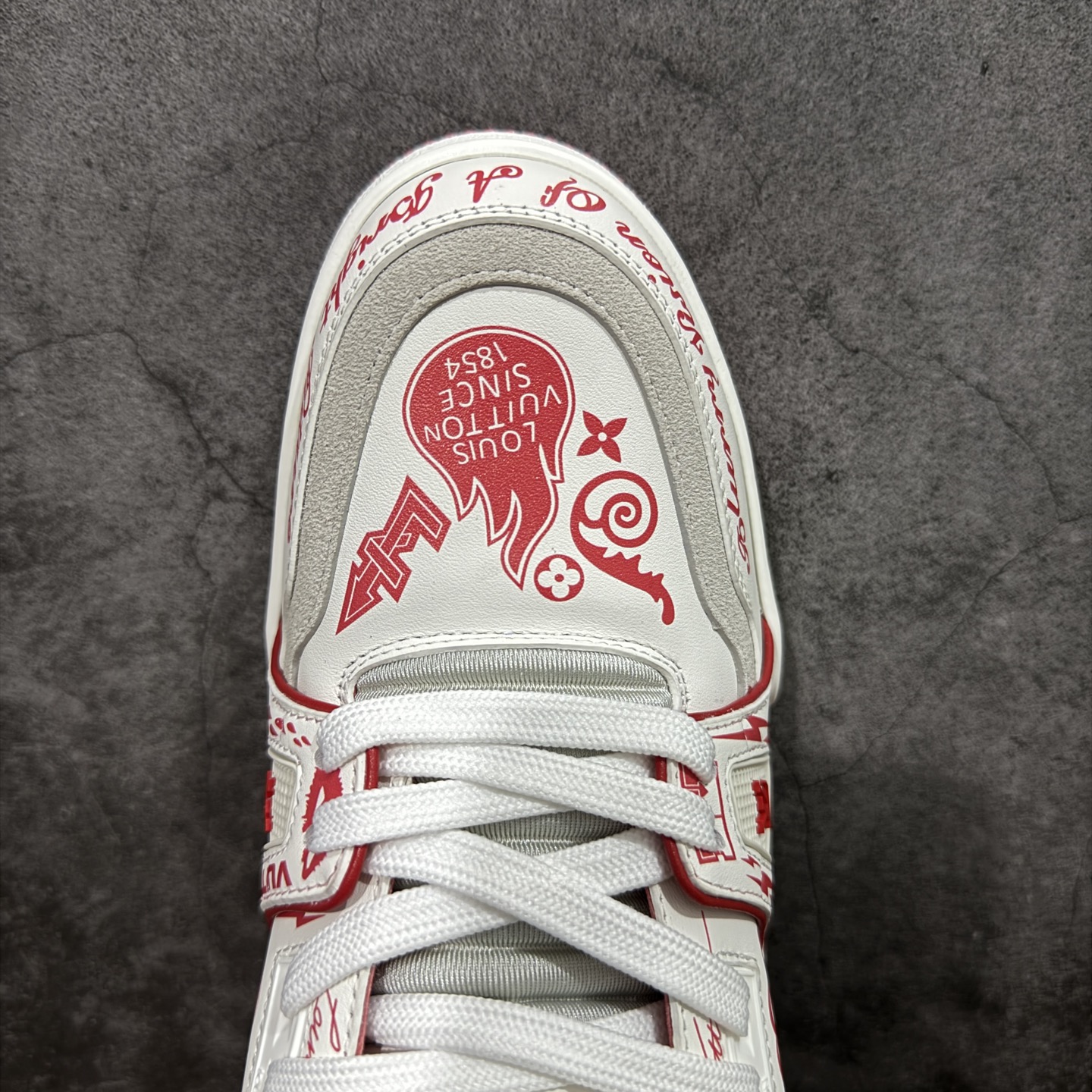 图片[5]-【YS纯原】广奢高端货 LOUIS VUITTON 路易威登 LV Trainer 休闲板鞋 ✦ 原楦原纸版开模，鞋型立体饱满 ✦ 零毛边、零溢胶、零线头瑕疵 ✦ 细节与原版一致 区分市面通货 ✦ 多层叠片＋电脑针车，针距密度一致 ✦ Monogram浮雕＋3D高频压纹 ✦ 多密度发泡中底：支撑回弹媲美专柜 ✦ 原装橡胶大底：含胶量高、纹路深、双拼接零偏差 ✦ ZP级原装包装：专柜款鞋盒＋防尘袋＋说明书 尺码：35-45-选品中心