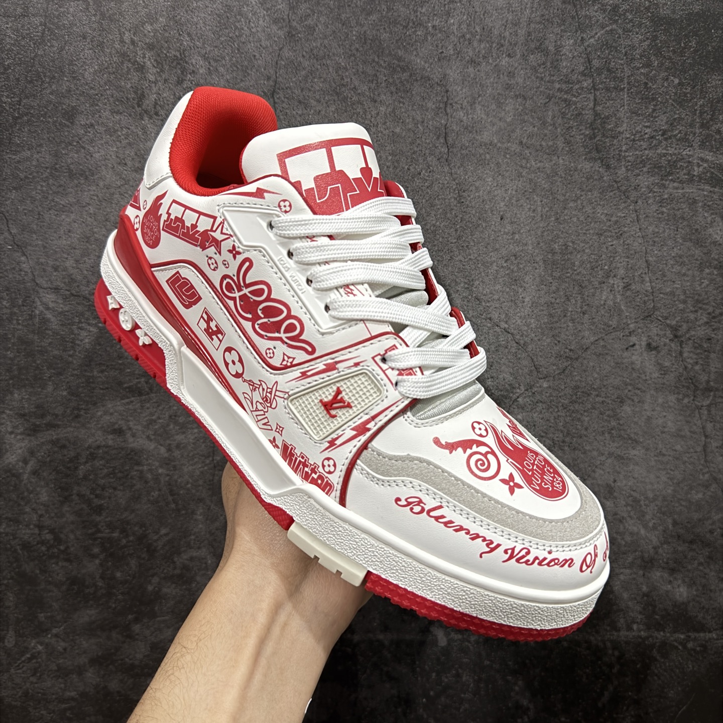 图片[3]-【YS纯原】广奢高端货 LOUIS VUITTON 路易威登 LV Trainer 休闲板鞋 ✦ 原楦原纸版开模，鞋型立体饱满 ✦ 零毛边、零溢胶、零线头瑕疵 ✦ 细节与原版一致 区分市面通货 ✦ 多层叠片＋电脑针车，针距密度一致 ✦ Monogram浮雕＋3D高频压纹 ✦ 多密度发泡中底：支撑回弹媲美专柜 ✦ 原装橡胶大底：含胶量高、纹路深、双拼接零偏差 ✦ ZP级原装包装：专柜款鞋盒＋防尘袋＋说明书 尺码：35-45-选品中心