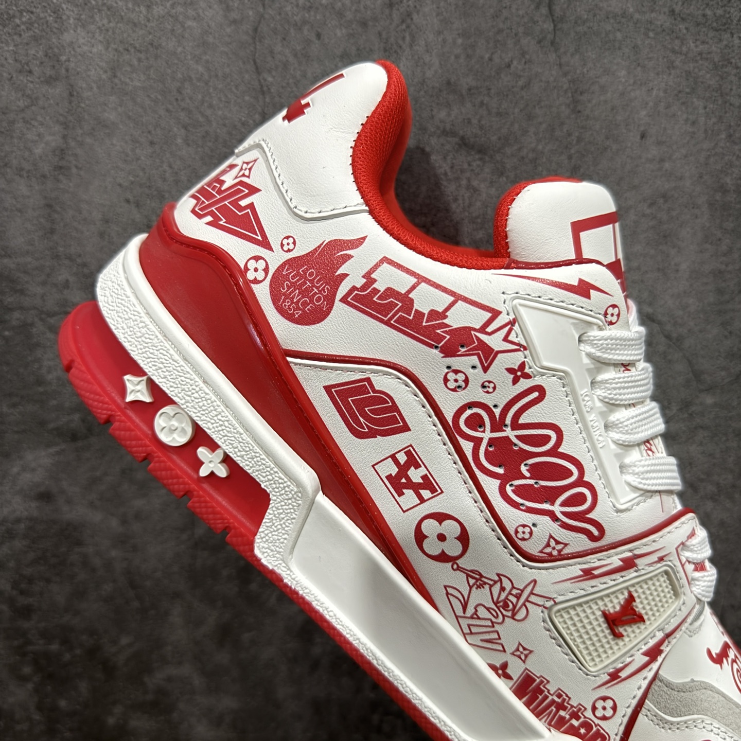 图片[7]-【YS纯原】广奢高端货 LOUIS VUITTON 路易威登 LV Trainer 休闲板鞋 ✦ 原楦原纸版开模，鞋型立体饱满 ✦ 零毛边、零溢胶、零线头瑕疵 ✦ 细节与原版一致 区分市面通货 ✦ 多层叠片＋电脑针车，针距密度一致 ✦ Monogram浮雕＋3D高频压纹 ✦ 多密度发泡中底：支撑回弹媲美专柜 ✦ 原装橡胶大底：含胶量高、纹路深、双拼接零偏差 ✦ ZP级原装包装：专柜款鞋盒＋防尘袋＋说明书 尺码：35-45-选品中心