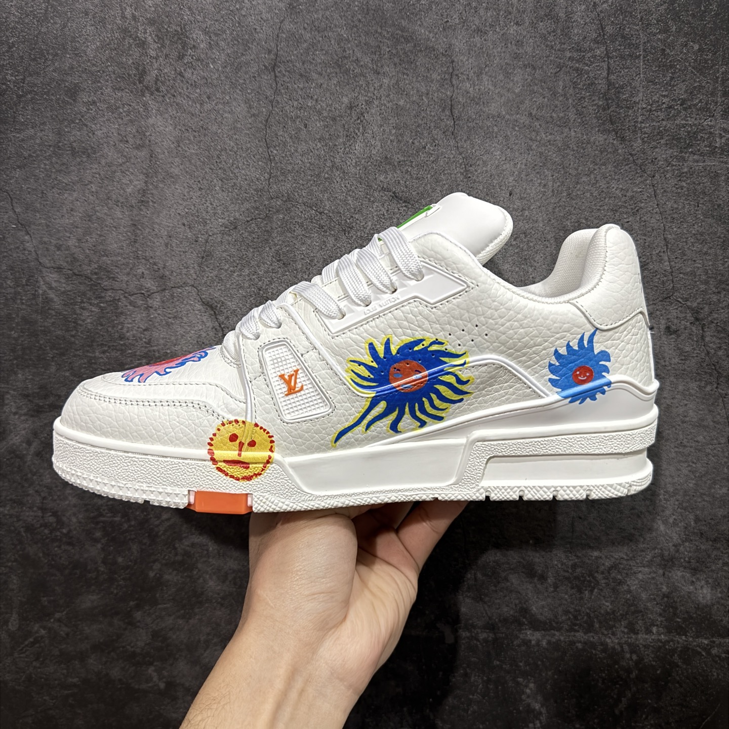 图片[2]-【YS纯原】广奢高端货 LOUIS VUITTON 路易威登 LV Trainer 休闲板鞋 ✦ 原楦原纸版开模，鞋型立体饱满 ✦ 零毛边、零溢胶、零线头瑕疵 ✦ 细节与原版一致 区分市面通货 ✦ 多层叠片＋电脑针车，针距密度一致 ✦ Monogram浮雕＋3D高频压纹 ✦ 多密度发泡中底：支撑回弹媲美专柜 ✦ 原装橡胶大底：含胶量高、纹路深、双拼接零偏差 ✦ ZP级原装包装：专柜款鞋盒＋防尘袋＋说明书 尺码：35-45-选品中心