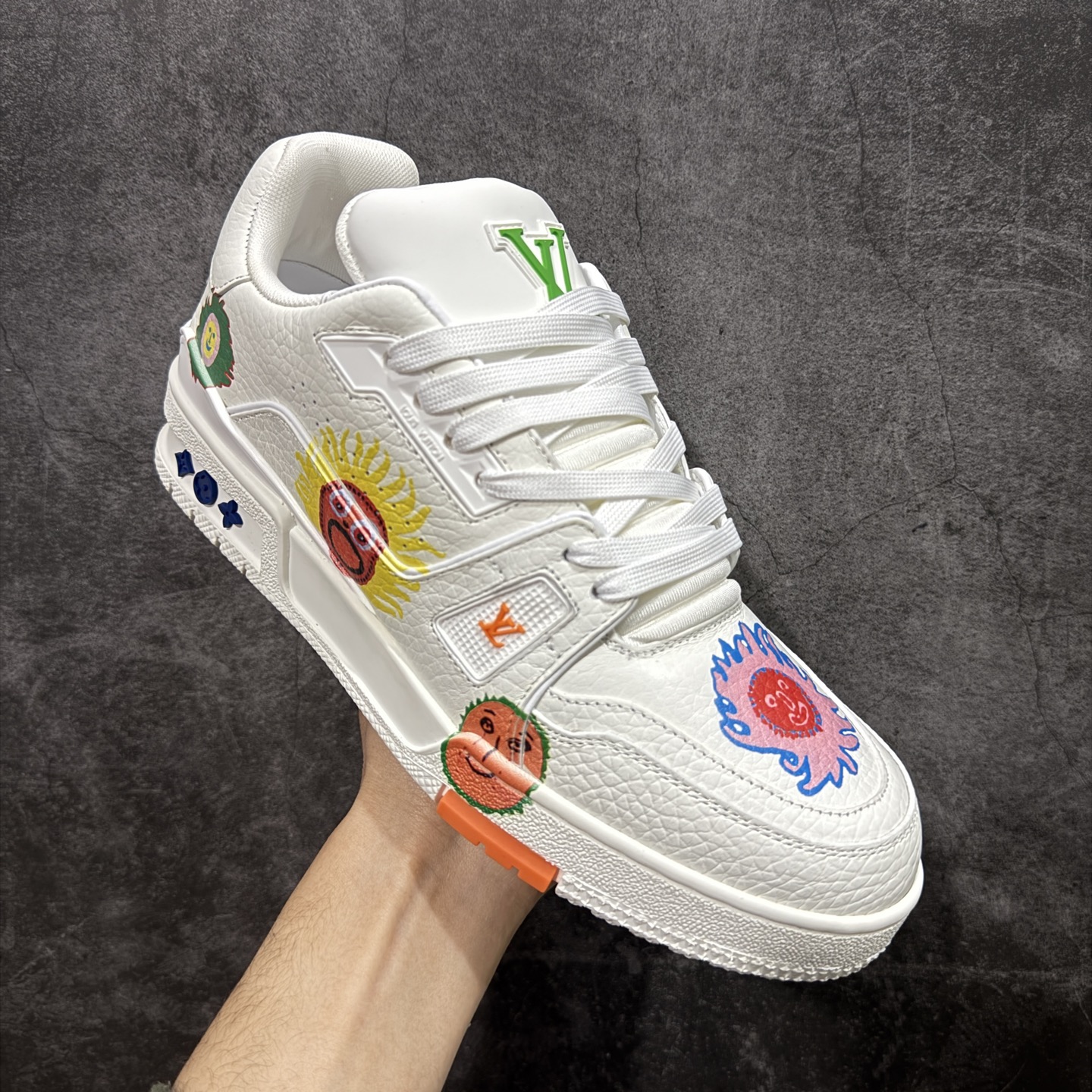 图片[3]-【YS纯原】广奢高端货 LOUIS VUITTON 路易威登 LV Trainer 休闲板鞋 ✦ 原楦原纸版开模，鞋型立体饱满 ✦ 零毛边、零溢胶、零线头瑕疵 ✦ 细节与原版一致 区分市面通货 ✦ 多层叠片＋电脑针车，针距密度一致 ✦ Monogram浮雕＋3D高频压纹 ✦ 多密度发泡中底：支撑回弹媲美专柜 ✦ 原装橡胶大底：含胶量高、纹路深、双拼接零偏差 ✦ ZP级原装包装：专柜款鞋盒＋防尘袋＋说明书 尺码：35-45-选品中心