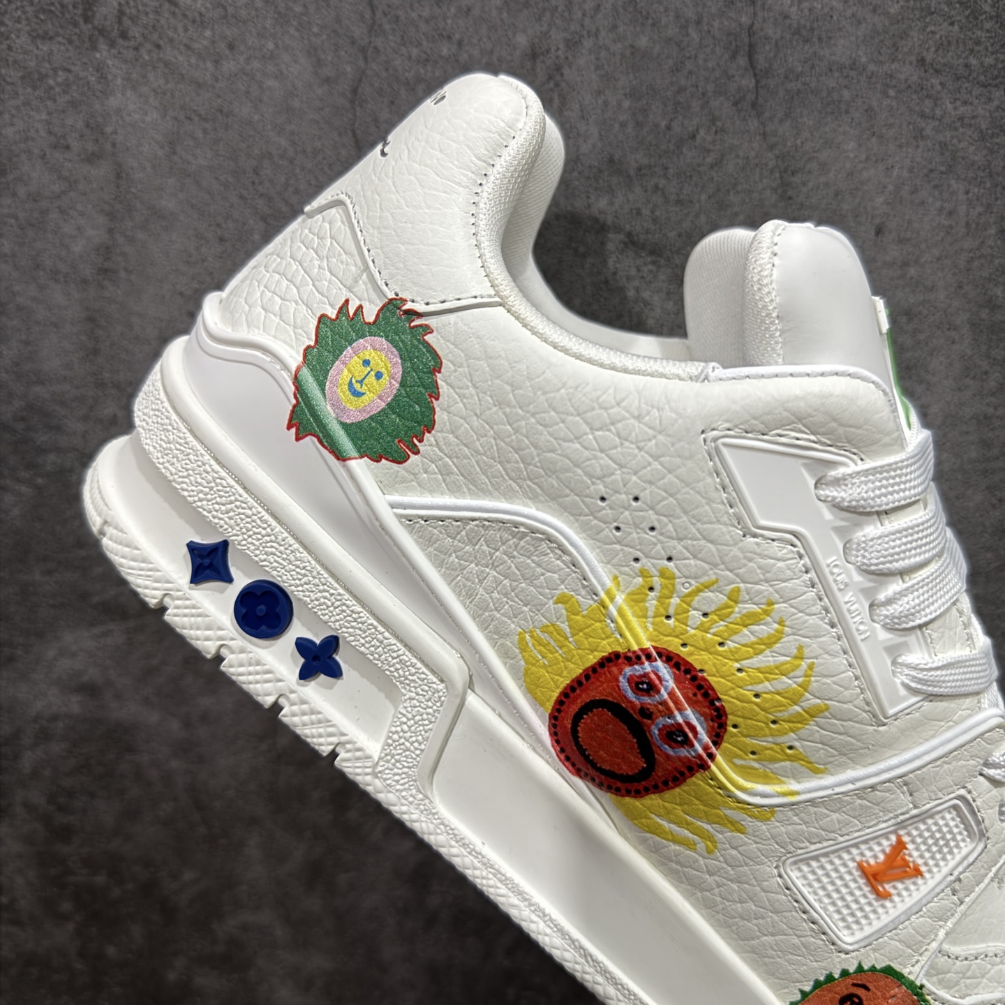 图片[7]-【YS纯原】广奢高端货 LOUIS VUITTON 路易威登 LV Trainer 休闲板鞋 ✦ 原楦原纸版开模，鞋型立体饱满 ✦ 零毛边、零溢胶、零线头瑕疵 ✦ 细节与原版一致 区分市面通货 ✦ 多层叠片＋电脑针车，针距密度一致 ✦ Monogram浮雕＋3D高频压纹 ✦ 多密度发泡中底：支撑回弹媲美专柜 ✦ 原装橡胶大底：含胶量高、纹路深、双拼接零偏差 ✦ ZP级原装包装：专柜款鞋盒＋防尘袋＋说明书 尺码：35-45-选品中心