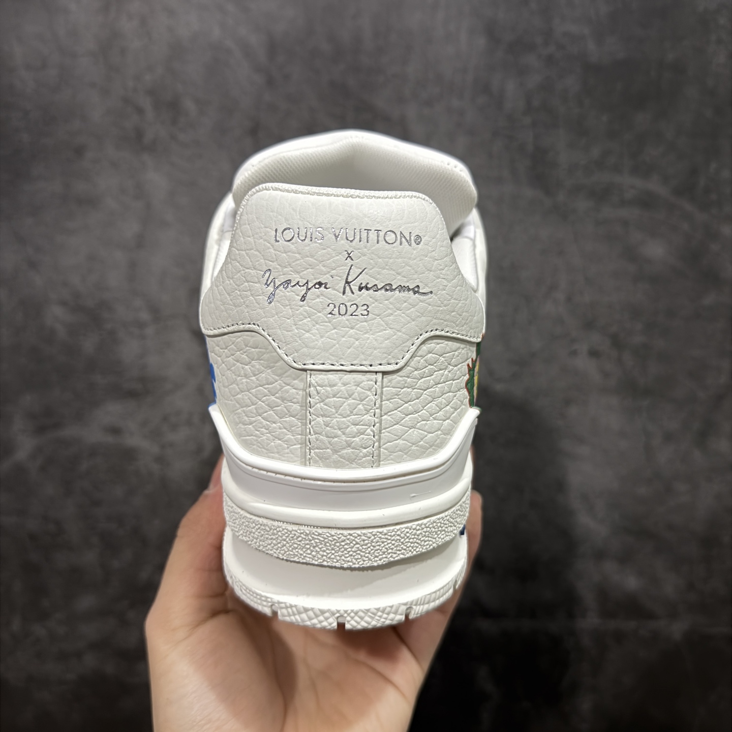 图片[4]-【YS纯原】广奢高端货 LOUIS VUITTON 路易威登 LV Trainer 休闲板鞋 ✦ 原楦原纸版开模，鞋型立体饱满 ✦ 零毛边、零溢胶、零线头瑕疵 ✦ 细节与原版一致 区分市面通货 ✦ 多层叠片＋电脑针车，针距密度一致 ✦ Monogram浮雕＋3D高频压纹 ✦ 多密度发泡中底：支撑回弹媲美专柜 ✦ 原装橡胶大底：含胶量高、纹路深、双拼接零偏差 ✦ ZP级原装包装：专柜款鞋盒＋防尘袋＋说明书 尺码：35-45-选品中心