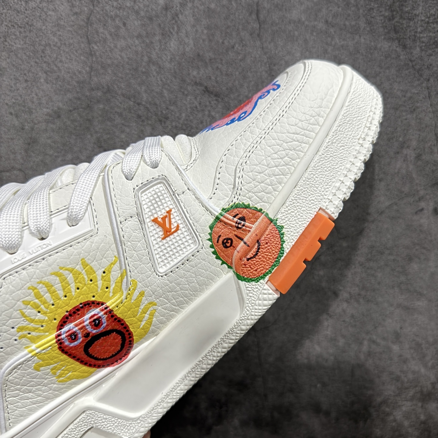 图片[6]-【YS纯原】广奢高端货 LOUIS VUITTON 路易威登 LV Trainer 休闲板鞋 ✦ 原楦原纸版开模，鞋型立体饱满 ✦ 零毛边、零溢胶、零线头瑕疵 ✦ 细节与原版一致 区分市面通货 ✦ 多层叠片＋电脑针车，针距密度一致 ✦ Monogram浮雕＋3D高频压纹 ✦ 多密度发泡中底：支撑回弹媲美专柜 ✦ 原装橡胶大底：含胶量高、纹路深、双拼接零偏差 ✦ ZP级原装包装：专柜款鞋盒＋防尘袋＋说明书 尺码：35-45-选品中心