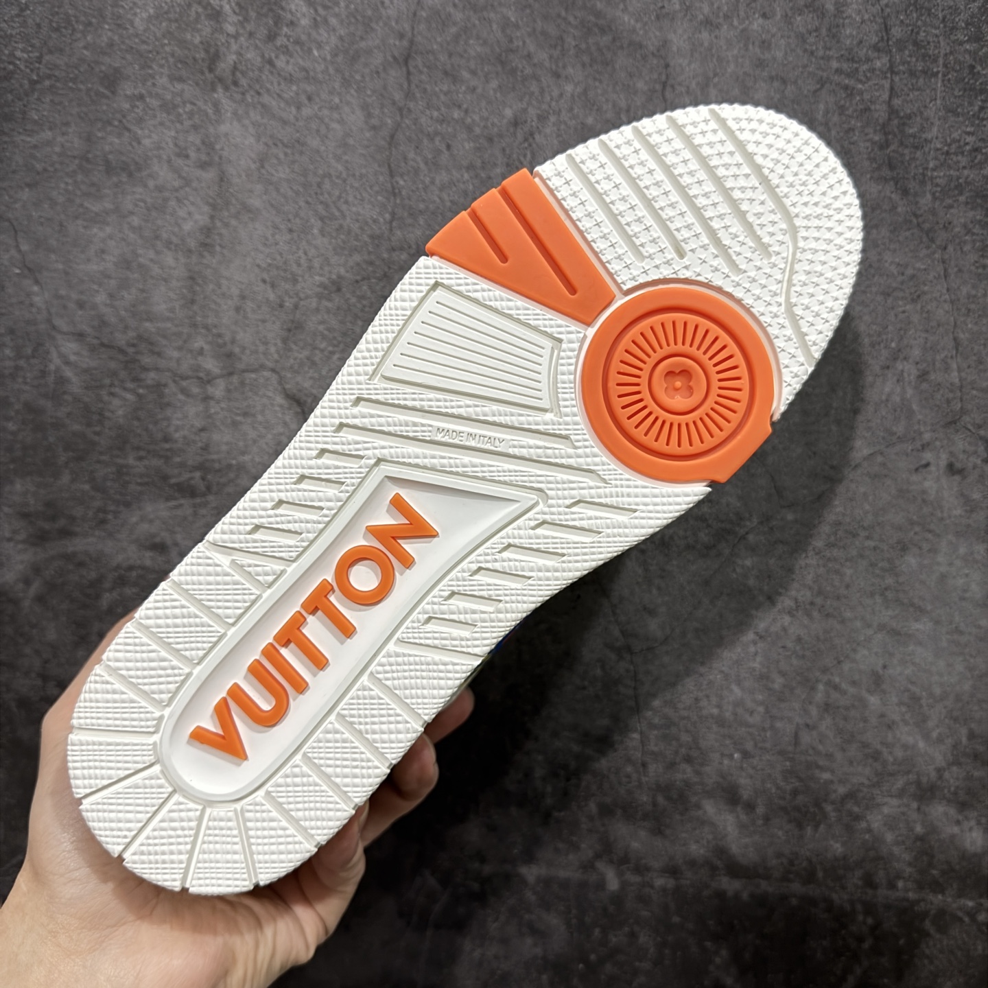 图片[9]-【YS纯原】广奢高端货 LOUIS VUITTON 路易威登 LV Trainer 休闲板鞋 ✦ 原楦原纸版开模，鞋型立体饱满 ✦ 零毛边、零溢胶、零线头瑕疵 ✦ 细节与原版一致 区分市面通货 ✦ 多层叠片＋电脑针车，针距密度一致 ✦ Monogram浮雕＋3D高频压纹 ✦ 多密度发泡中底：支撑回弹媲美专柜 ✦ 原装橡胶大底：含胶量高、纹路深、双拼接零偏差 ✦ ZP级原装包装：专柜款鞋盒＋防尘袋＋说明书 尺码：35-45-选品中心