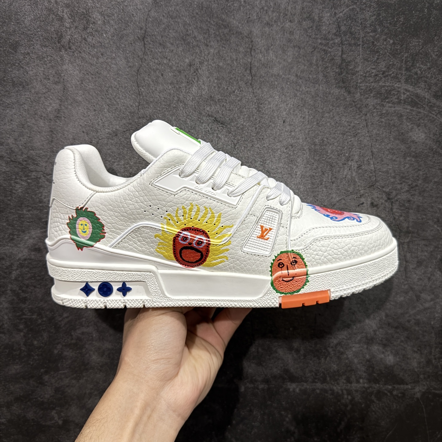 【YS纯原】广奢高端货 LOUIS VUITTON 路易威登 LV Trainer 休闲板鞋 ✦ 原楦原纸版开模，鞋型立体饱满 ✦ 零毛边、零溢胶、零线头瑕疵 ✦ 细节与原版一致 区分市面通货 ✦ 多层叠片＋电脑针车，针距密度一致 ✦ Monogram浮雕＋3D高频压纹 ✦ 多密度发泡中底：支撑回弹媲美专柜 ✦ 原装橡胶大底：含胶量高、纹路深、双拼接零偏差 ✦ ZP级原装包装：专柜款鞋盒＋防尘袋＋说明书 尺码：35-45-选品中心